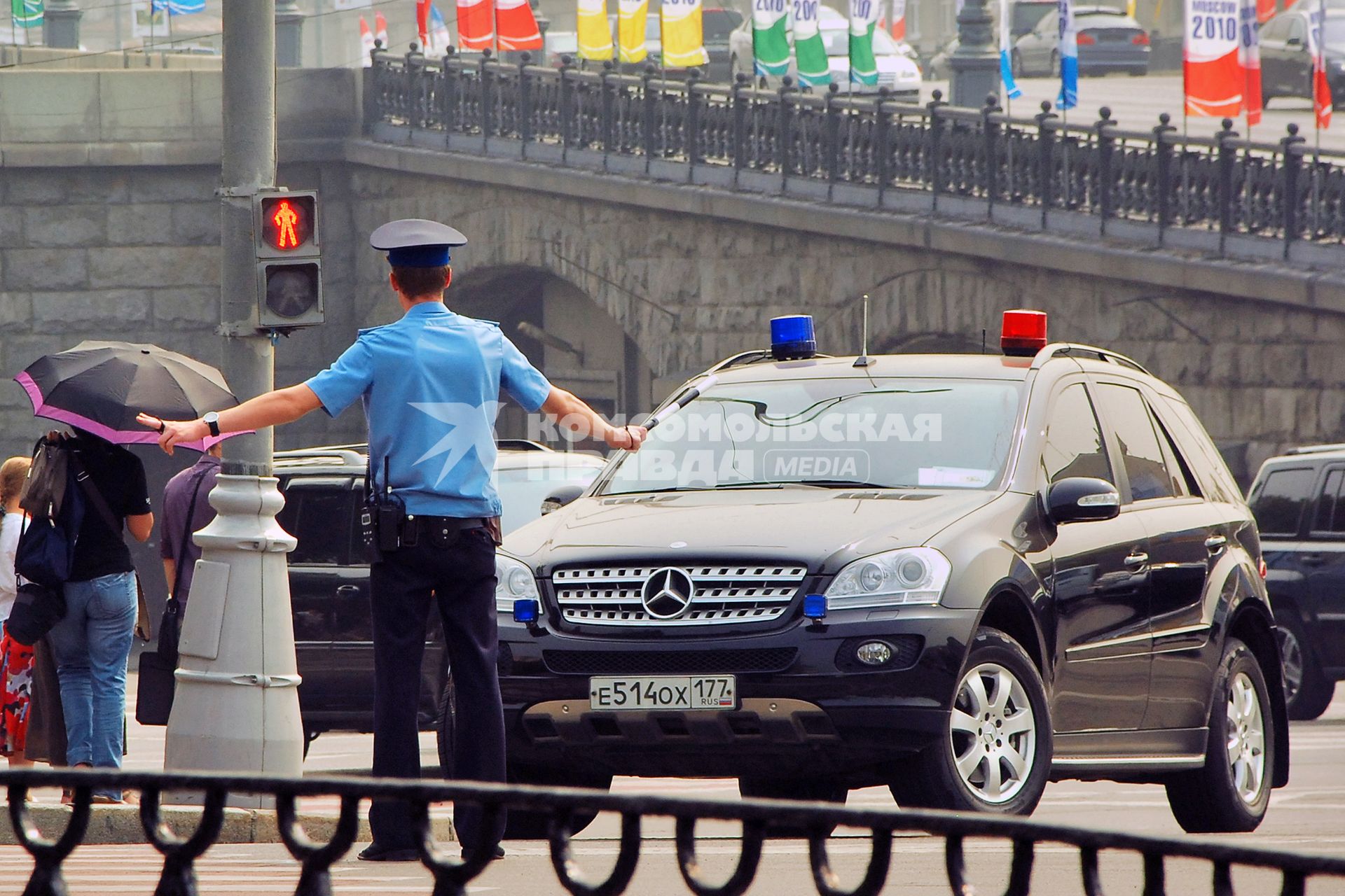 Милиция на охране , Красная площадь, 3 августа 2010 года. Охрана. ГАИ. ГИБДД.  ДПС. Безопасность движения. Мерседес. Мигалка. Спецсигнал. Чиновник. Правила дорожного движения. Регулировщик.