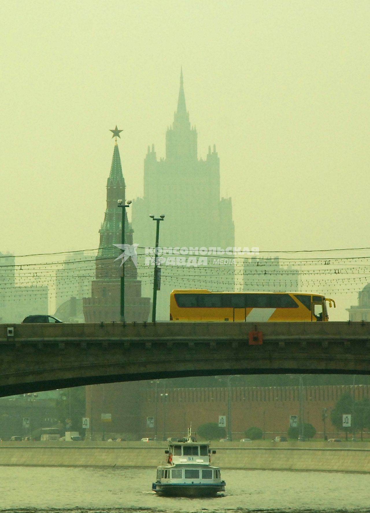 Кремль, Красная площадь, 3 августа 2010 года. Высотки сталинские.  МИД. Смог. Дымка. Туман. Транспорт. Городской. Водный. Автобус. Прогулочный катер. Кораблик. Москва-река.