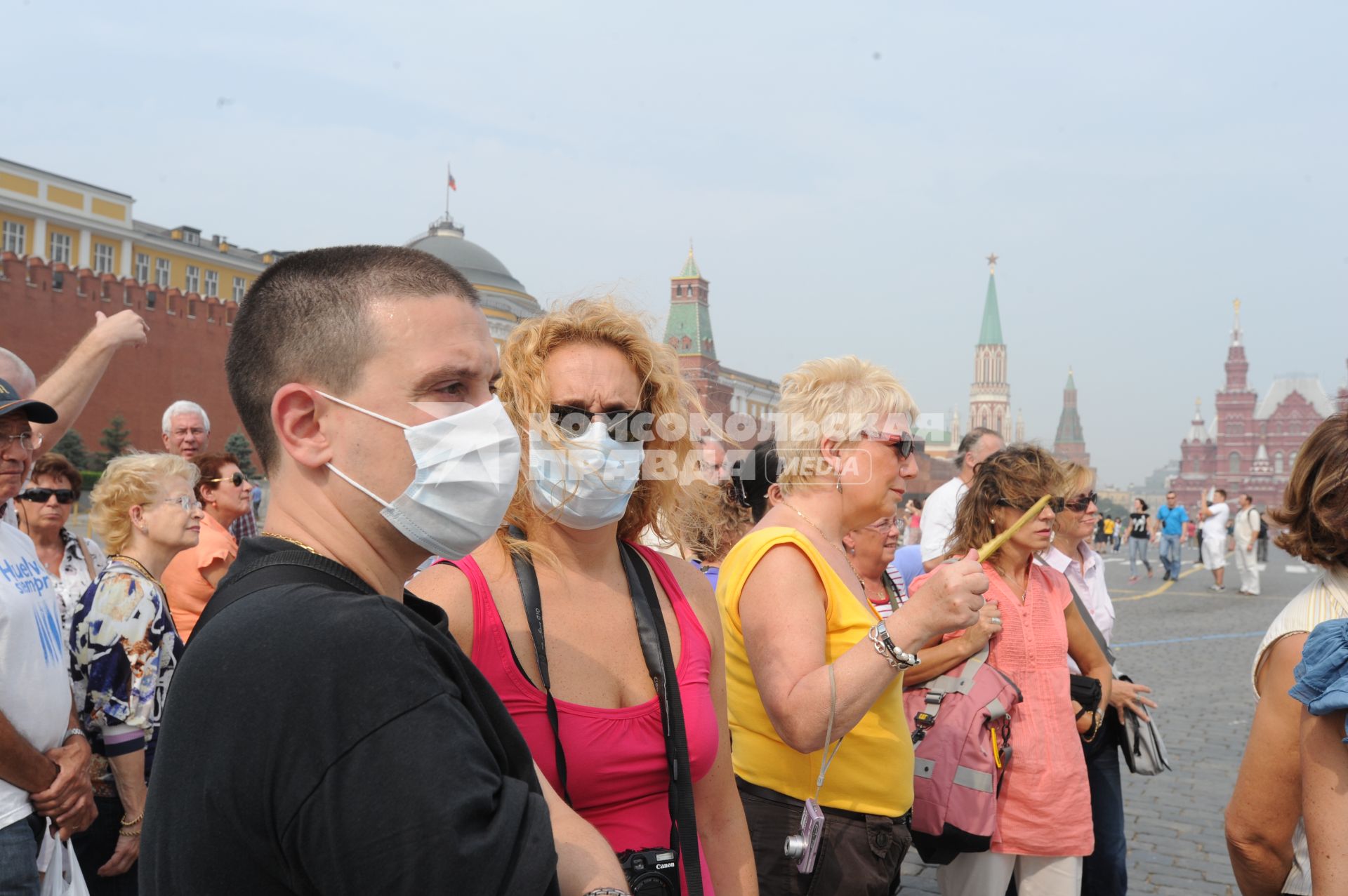 Смог от лесных пожаров на Красной площади Москвы, 4 августа 2010 года. Лесной пожар. Дым. Дымка. Гарь. Экология. Марлевая повязка. Маска. Туристы. Иностранцы.