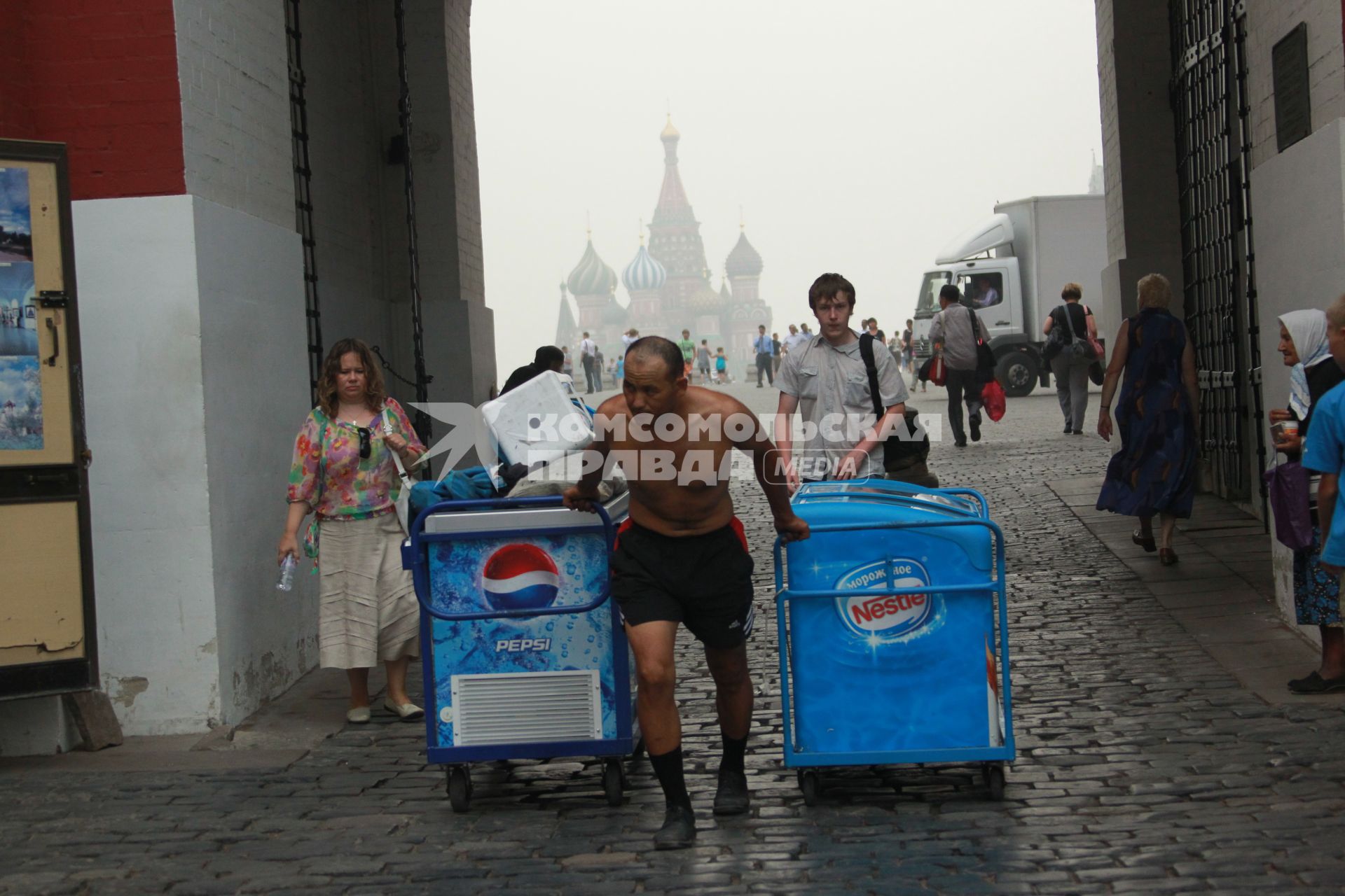 Смог от лесных пожаров в Москве. Мороженщик. 4 августа 2010 год. Стихийные бедствия. Климат. Жара. Глобальное потепление.