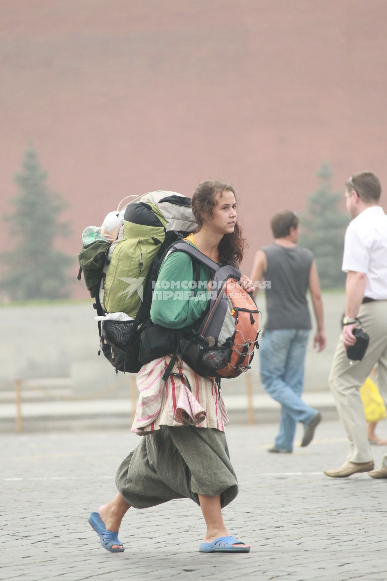 Смог от лесных пожаров в Москве. Туристка. 4 августа 2010 год. Стихийные бедствия. Климат. Жара. Глобальное потепление.