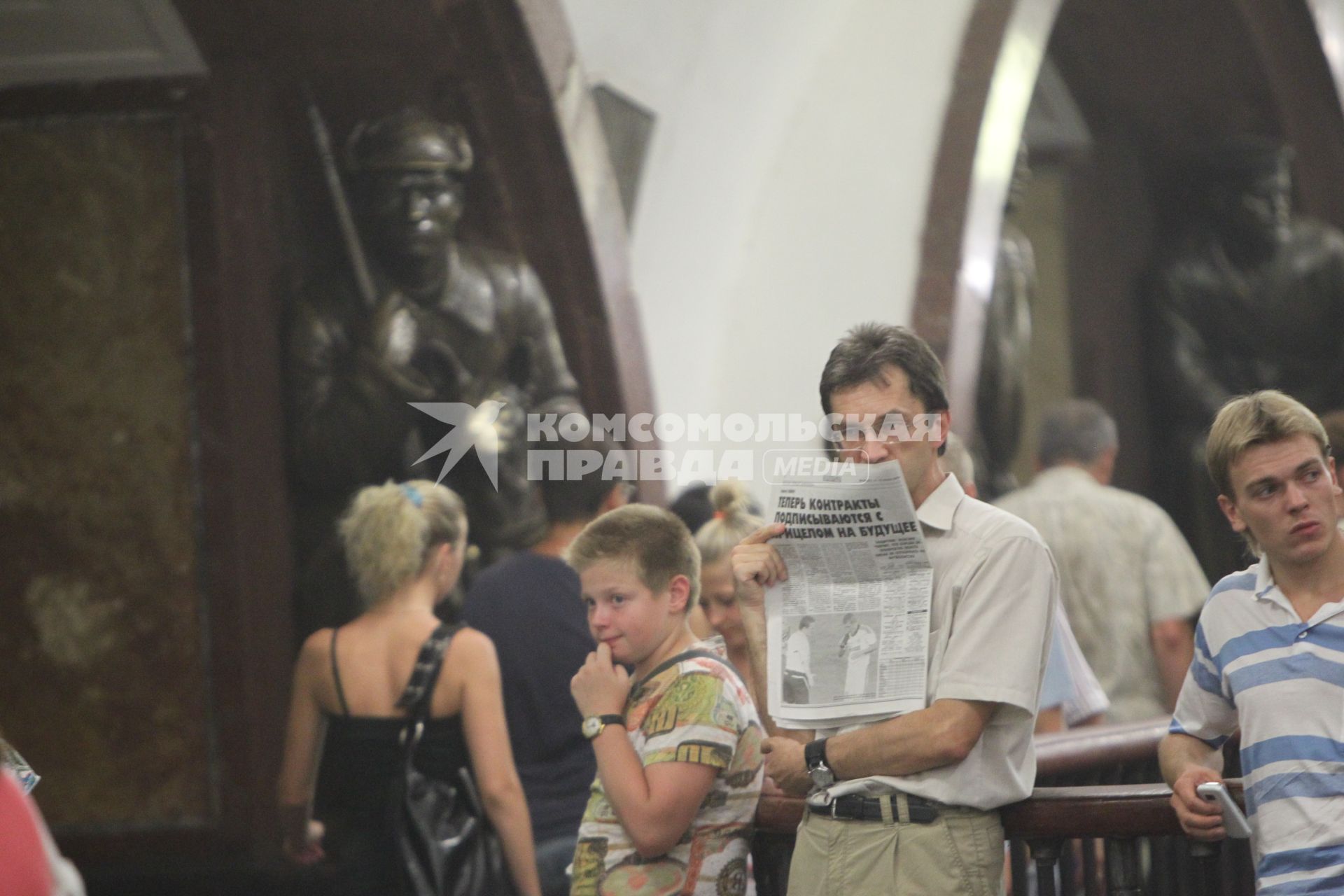 Пассажиры метро, Москве, 4 августа 2010 года. Контракт. Бизнес. Работа.