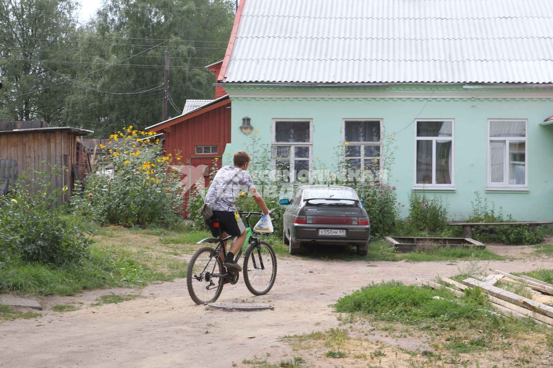 г. Осташков Россия Тверской области. 31 июля 2010 год. местный житель на велосипеде, велосипедист, велосипед