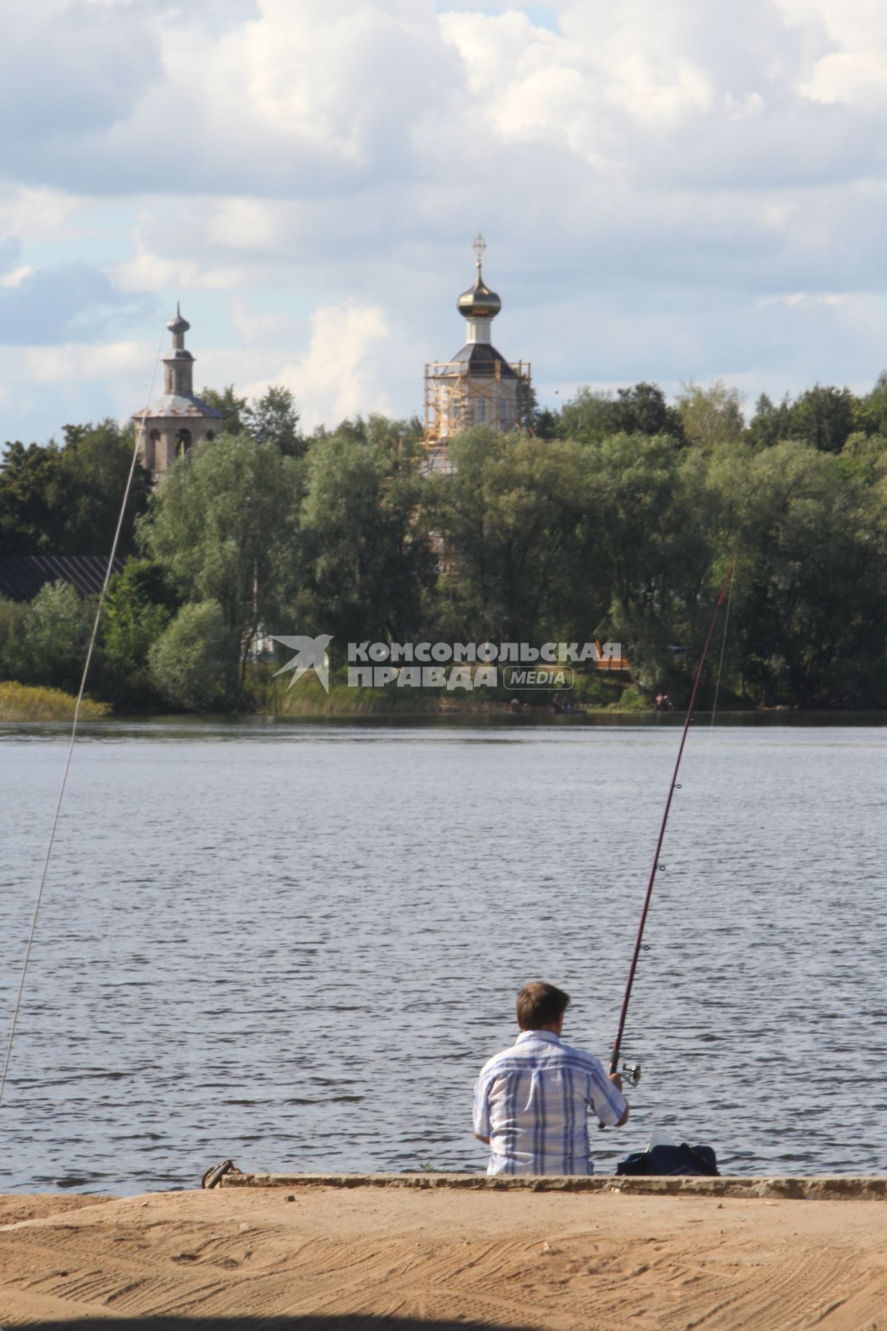 г. Осташков Россия Тверской области. 31 июля 2010 год. Озеро Селигер. Рыбалка, рыбак, удочка