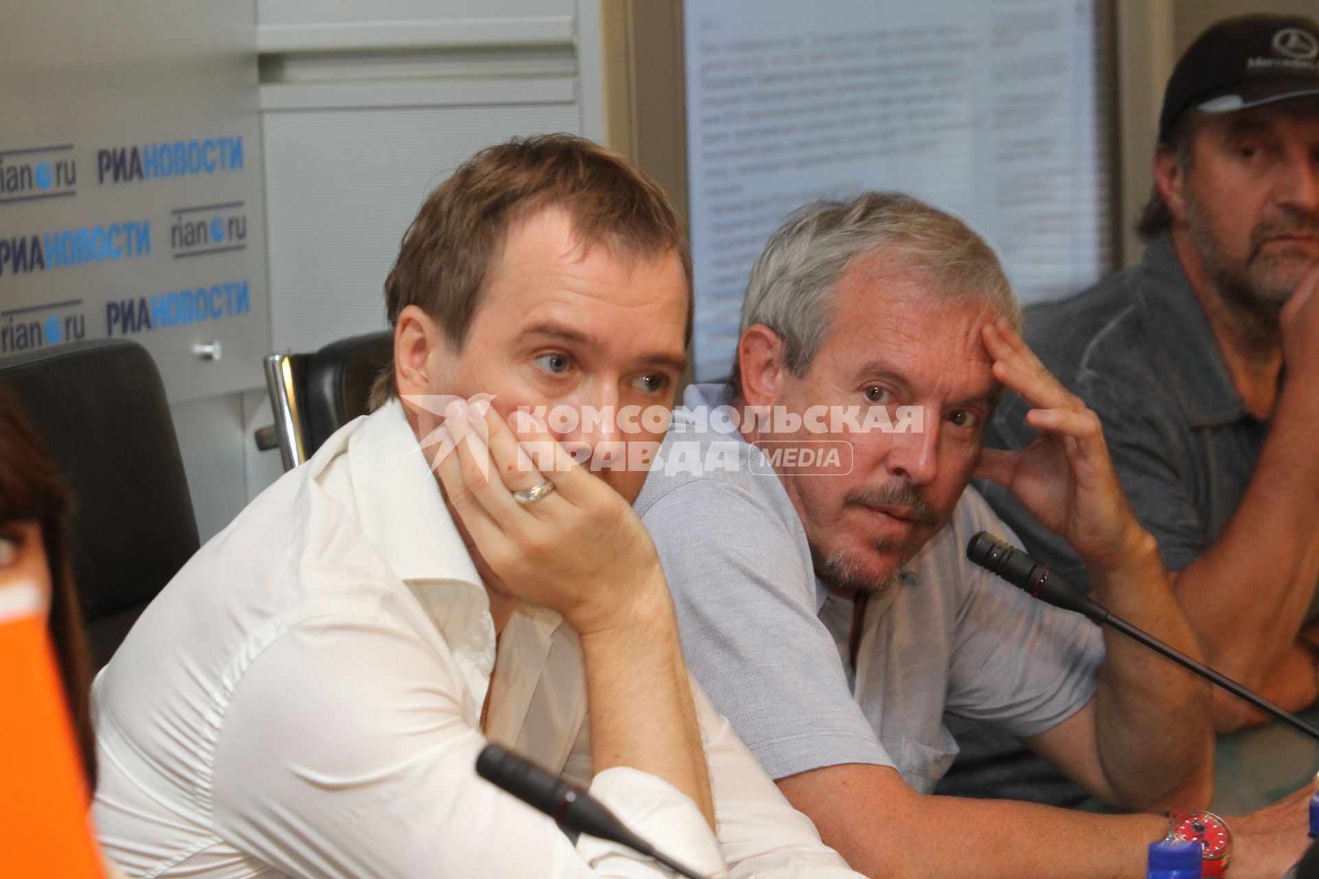 Пресс-конференция по защите собак, 5 августа 2010 года.
Андрей Макаревич. Евгений Миронов