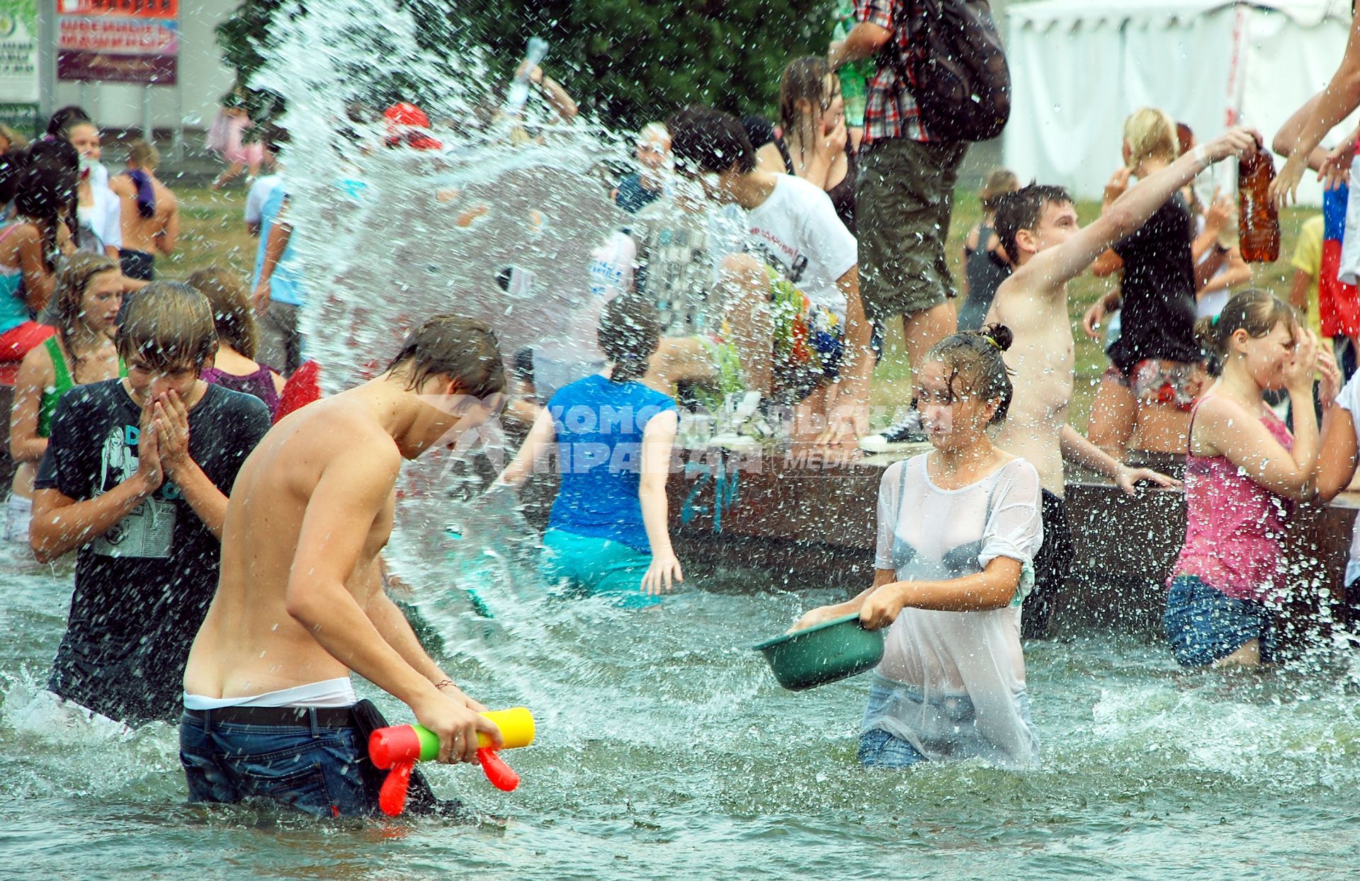 Молодежь развлекается игрой с водой, ВВЦ (бывшая ВДНХ), 5 августа 2010 года. Игры. Развлечения. Жара. Климат. Глобальное потепление. Вода.