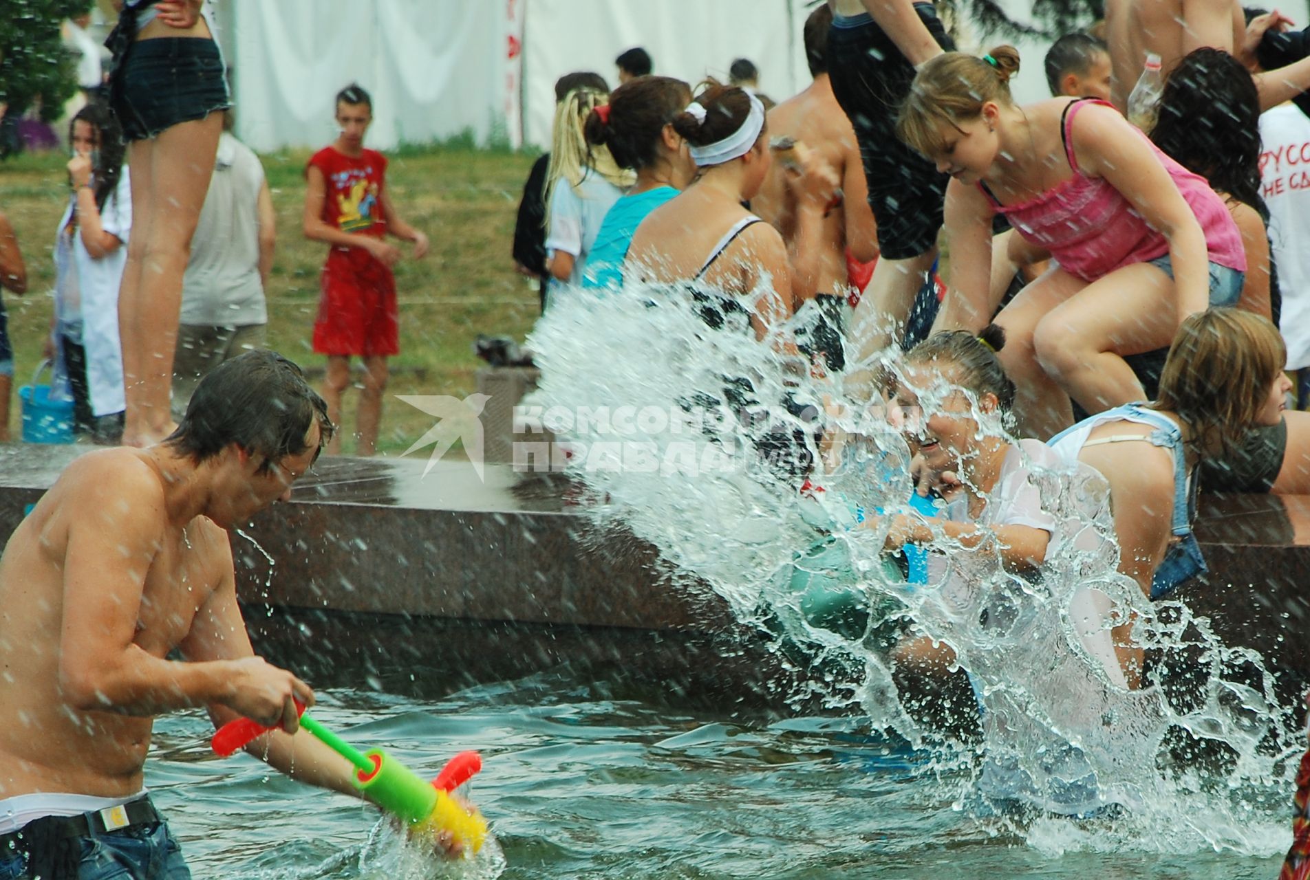 Молодежь развлекается игрой с водой, ВВЦ (бывшая ВДНХ), 5 августа 2010 года. Игры. Развлечения. Жара. Климат. Глобальное потепление. Вода.