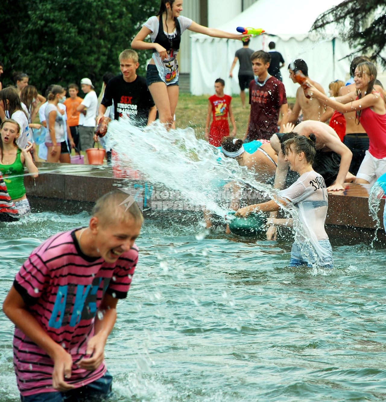 Молодежь развлекается игрой с водой, ВВЦ (бывшая ВДНХ), 5 августа 2010 года. Игры. Развлечения. Жара. Климат. Глобальное потепление. Вода.