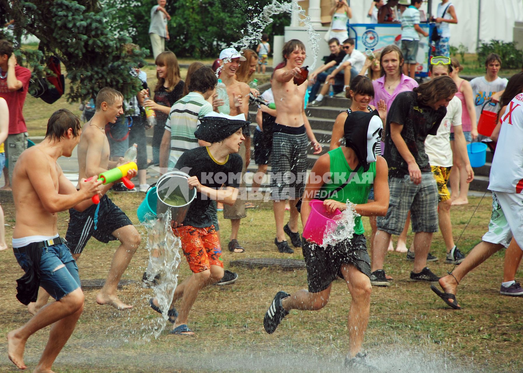 Молодежь развлекается игрой с водой, ВВЦ (бывшая ВДНХ), 5 августа 2010 года. Игры. Развлечения. Жара. Климат. Глобальное потепление. Вода. Маска. Маскарад.