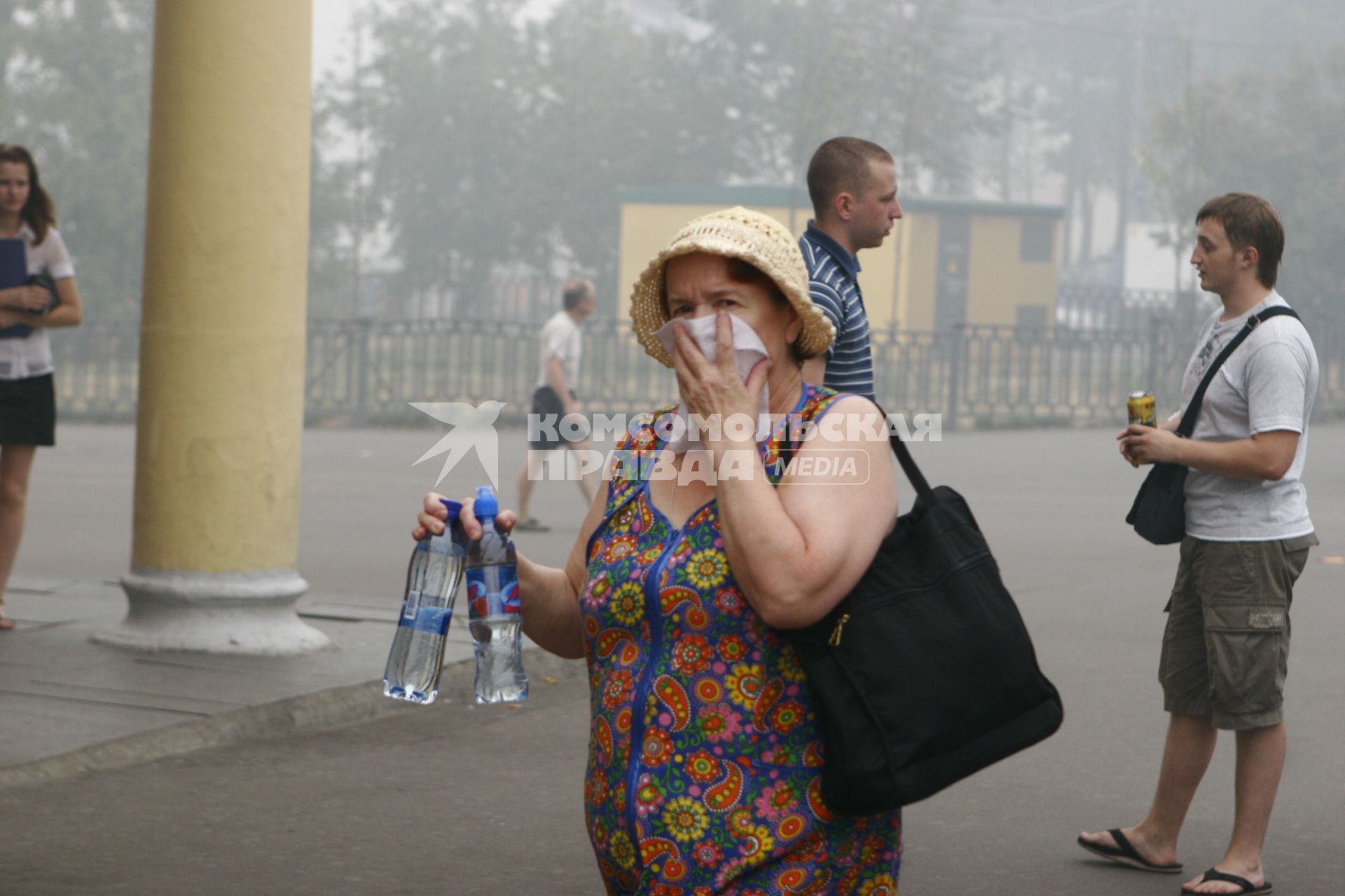 Смог от дыма лесных пожаров в Москве, 8 августа 2010 года.  Маска. Марлевая повязка. Эпидемия. Медицина. Простуда. Лесной пожар. Гарь. Жара. Лето. Глобальное потепление.