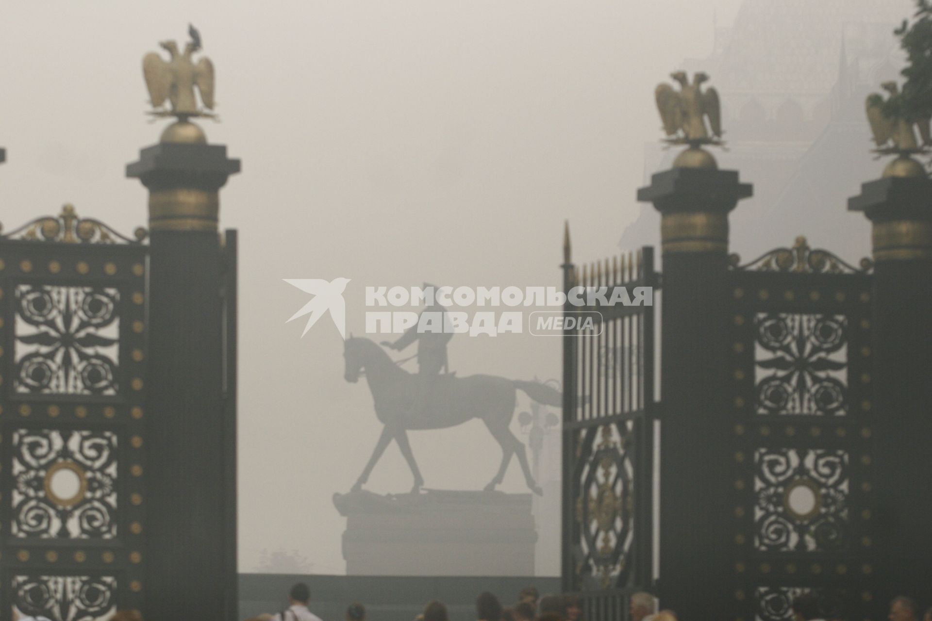 Смог от дыма лесных пожаров в Москве, 8 августа 2010 года.  Памятник Георгию Жукову на Манежной площади. Георгий Жуков. Лесной пожар. Гарь. Жара. Лето. Глобальное потепление.