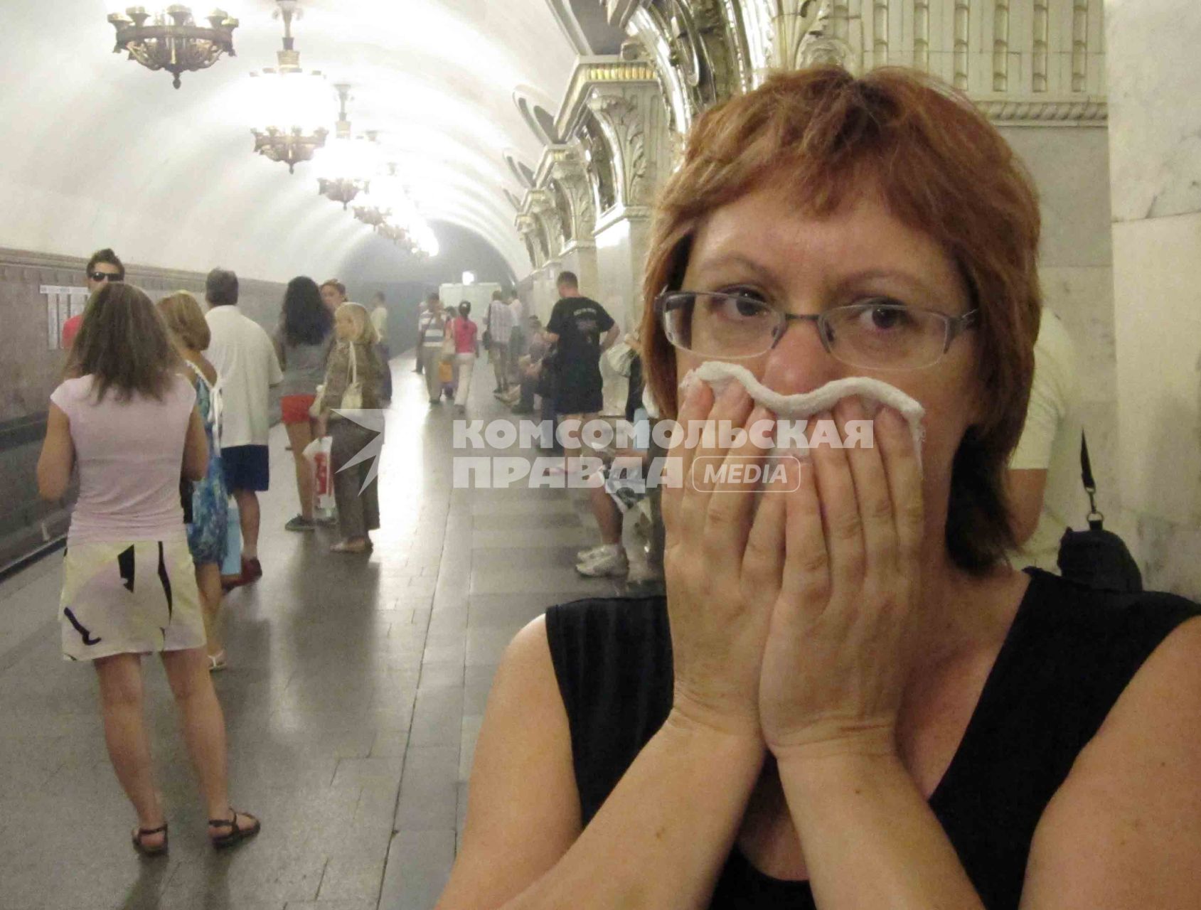 Смог от дыма лесных пожаров в Москве, 8 августа 2010 года. Метро. Макса. Марлевая повязка. Пассижир. Эпидемия. Медицина. Простуда. Лесной пожар. Гарь. Эскалатор. Жара. Лето. Глобальное потепление.