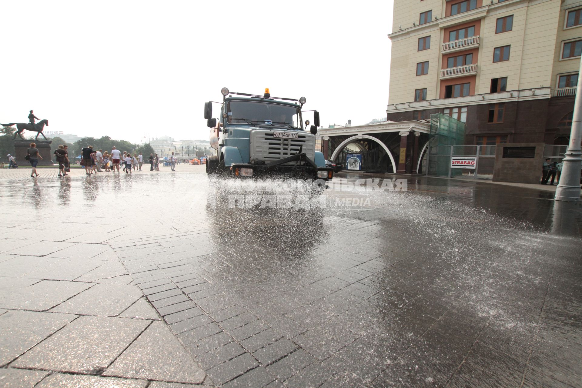 Жара и смог от лесных пожаров , Манежная площадь, Москва,  9 августа 2010 года. Климат. Лето. Полив улиц. Коммунальное хозяйство. Поливальщик. Вода.