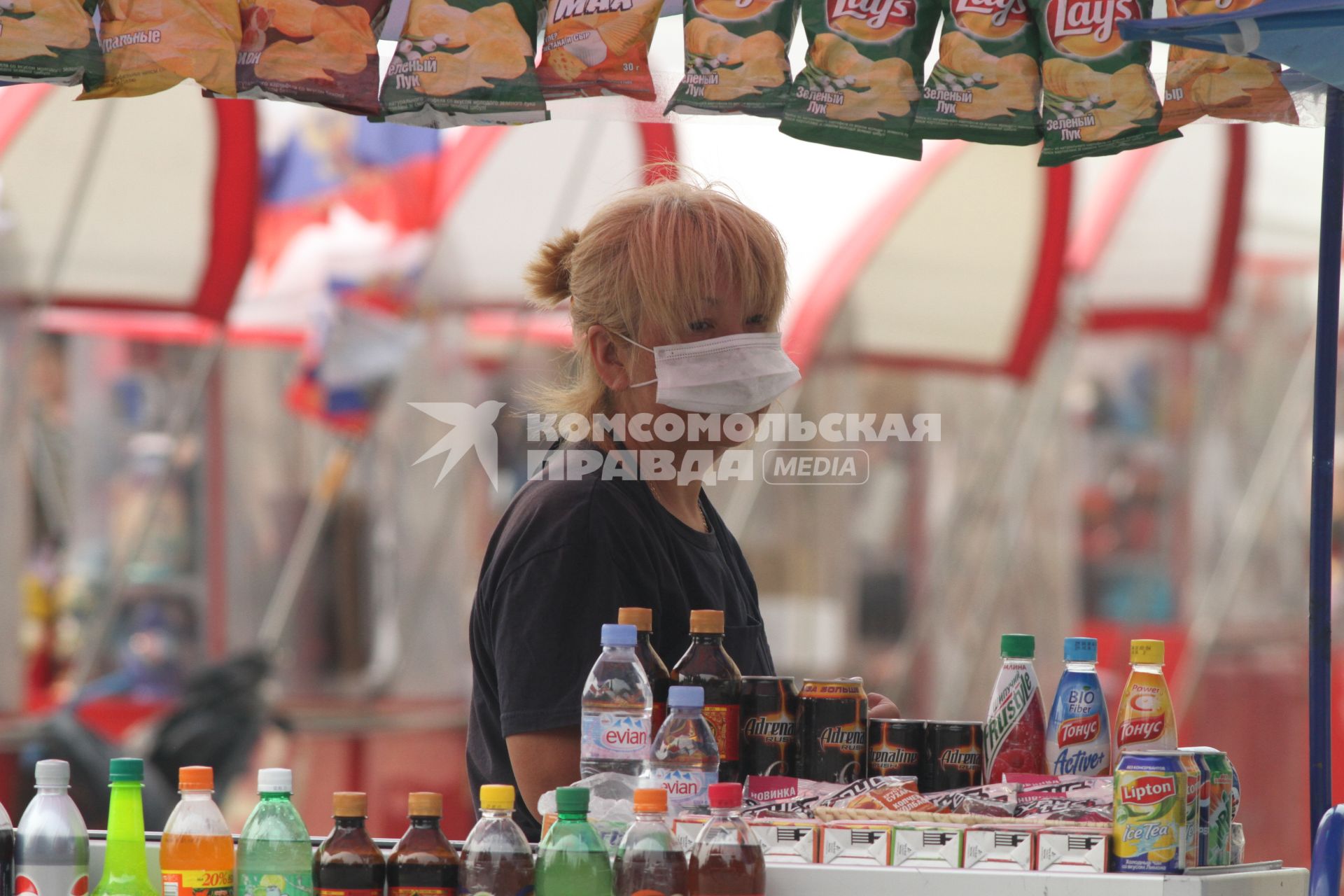 Жара и смог от лесных пожаров , Манежная площадь, Москва,  9 августа 2010 года. Климат. Лето.  Дыхание. Марлевая повязка.  Торговля уличная. Напитки. Вода. Газировка. Фастфуд. Дыхание.