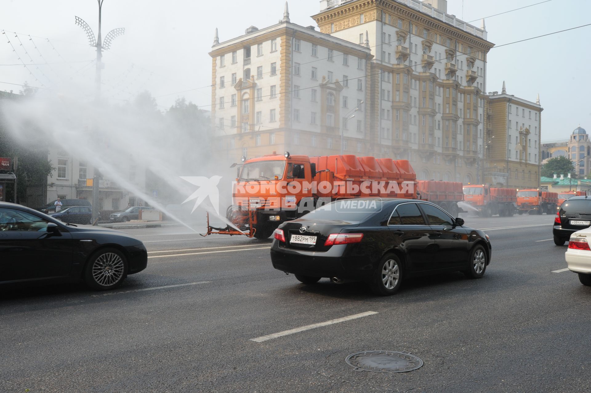Жара и смог от лесных пожаров , Садовое кольцо, Москва,  9 августа 2010 года. Климат. Лето. Полив дороги. Коммунальное хозяйство. Поливальщик. Автомобили.