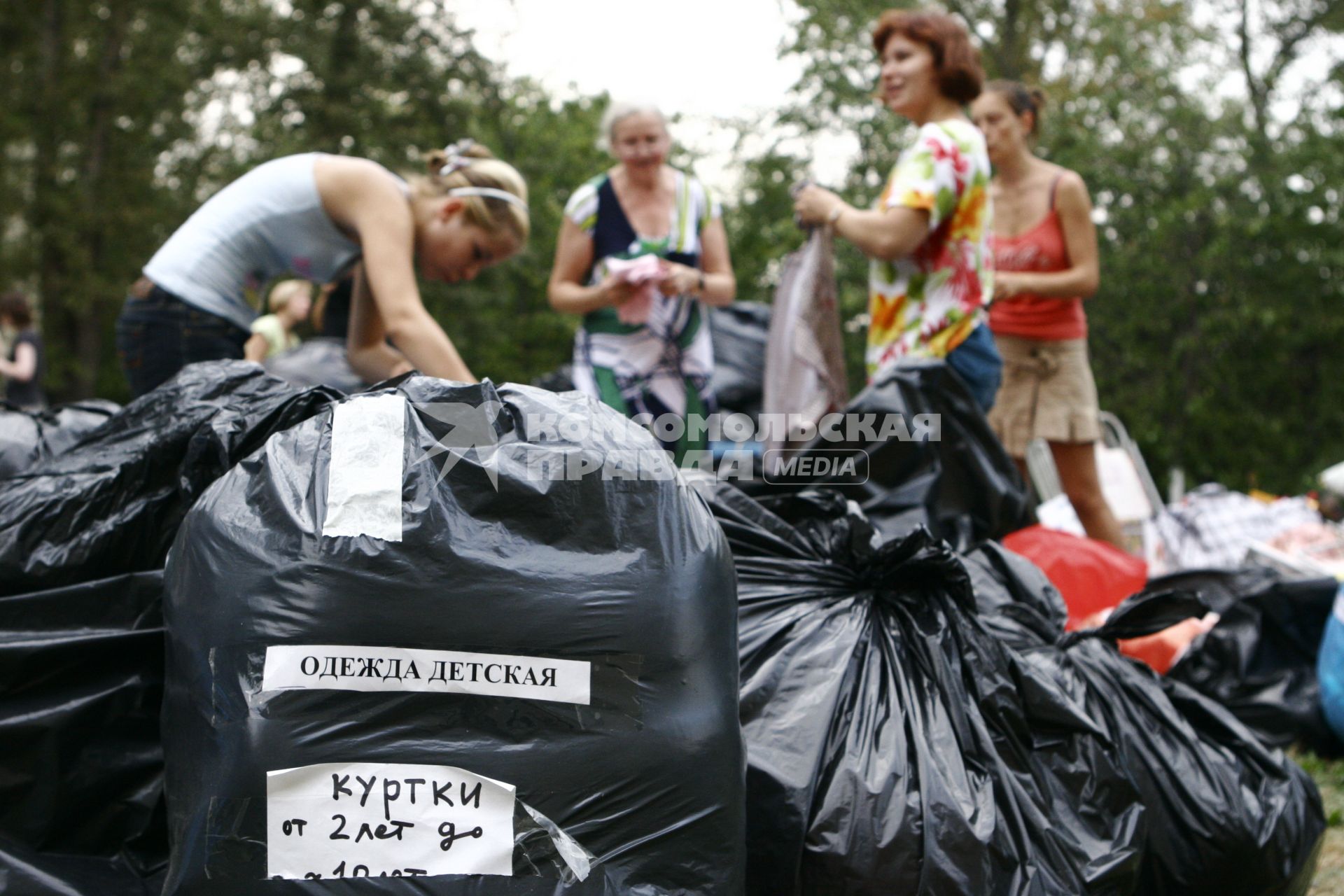 Сбор вещей для пострадавших от лесных пожаров, Москва,  10 августа 2010 года. Лесной пожар. Погорельцы. Гуманитарная помощь. Милосердие. Жара.