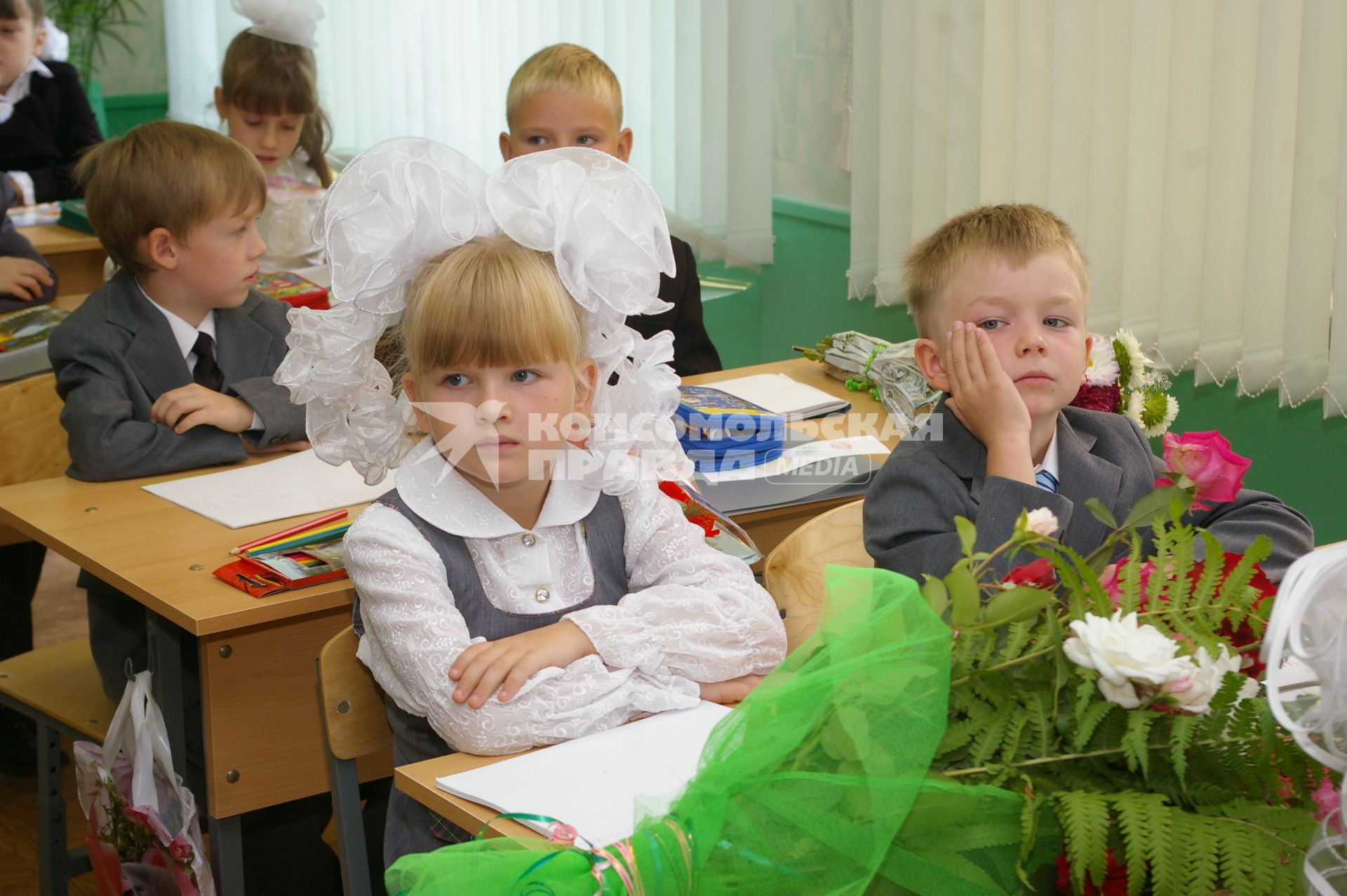 Школьники за партой в школе, 1 сентября 2009 года.Саратов.  Школа. Школьники. Парта. Урок. Учебник. 1 класс. Форма. дети. Детство. Ученик. Ученица. Учеба.