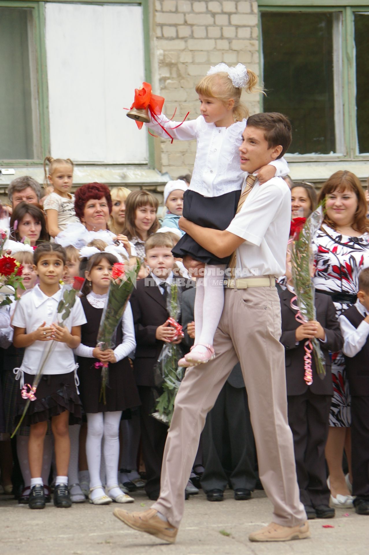 Первый звонок в школе, 1 сентября 2009 года. Саратов. Школа. Школьники. 1 класс. Форма школьная. Первоклассник. Дети.