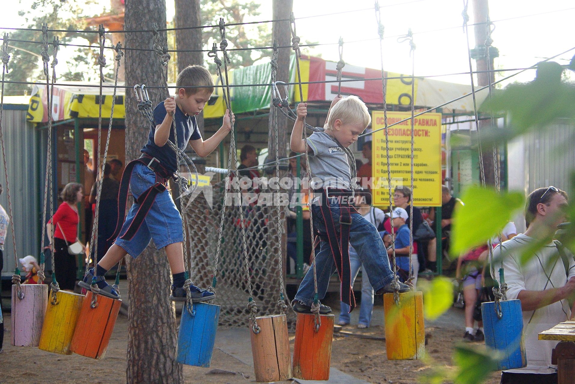 Лесной экстрим в сосновом бору, 15 августа 2010 года. Челябинск. Дети. Экстримальные виды спорта. Спорт. Развлечения. Аттракцион. Отдых. Опасность. Травмоопасность. Травмы. Снаряжение. Альпинисты.