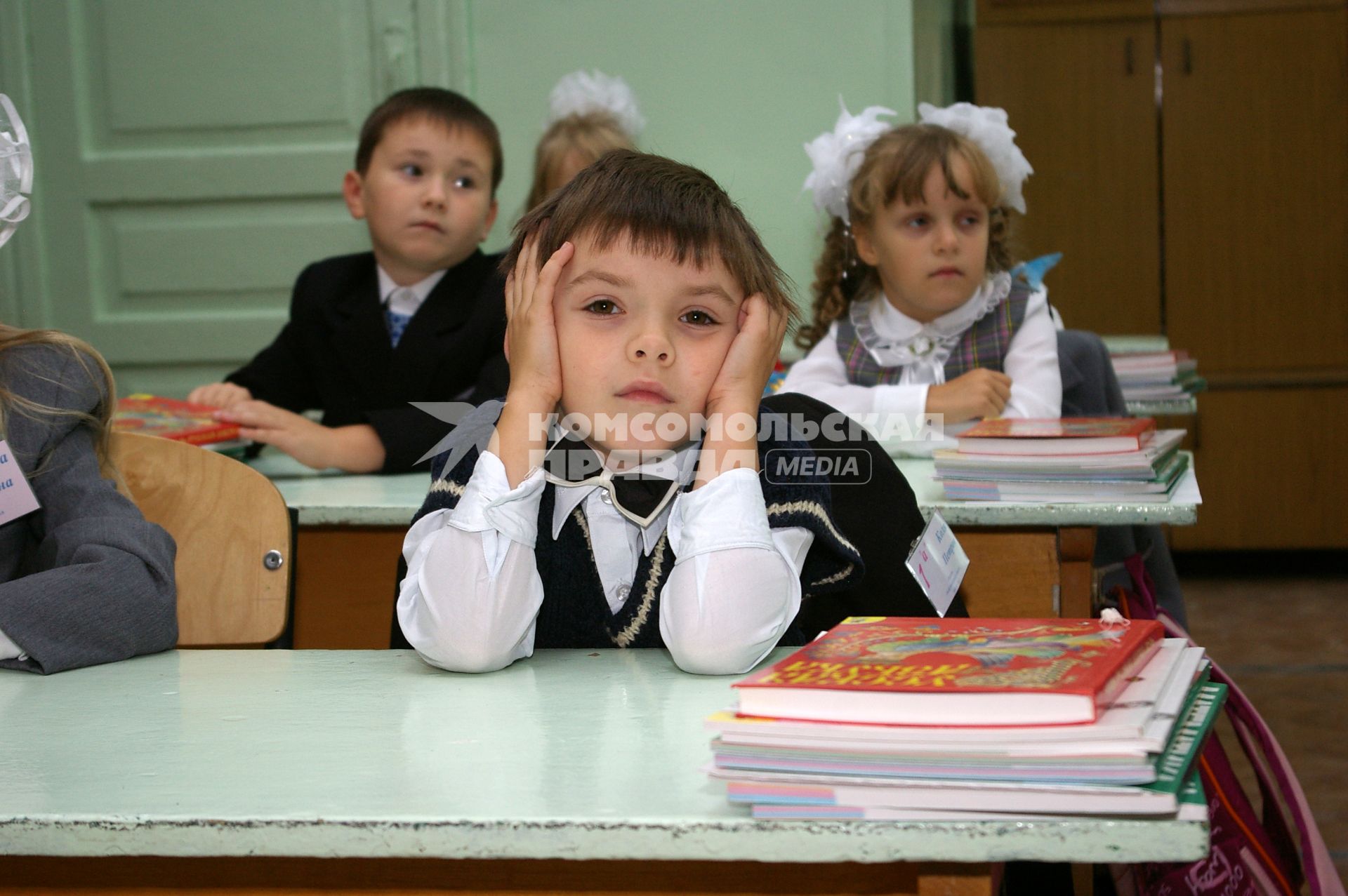 Школьники за партой в школе, 1 сентября 2009 года.Саратов. Школа. Школьники. Парта. Урок. Учебник. 1 класс. Форма. дети. Детство. Ученик. Ученица. Учеба. Первоклассники. Первоклассник.