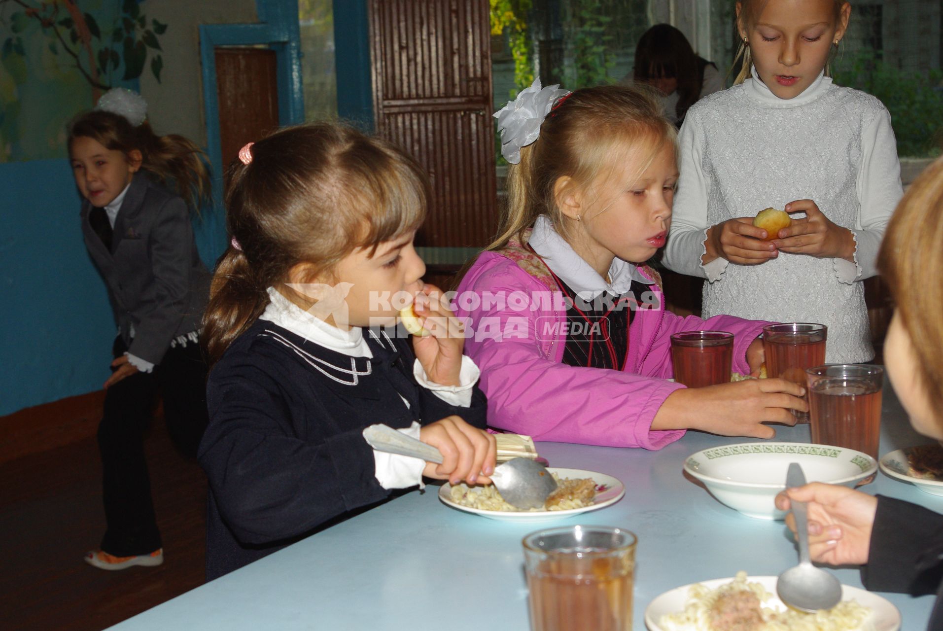 В школьной столовой, 24 сентября 2009 года. Саратов. Школа. Столовая. Компот. Еда. Обед. Котлета. Полдник. Перемена. Дети. Отравление. Школьники.