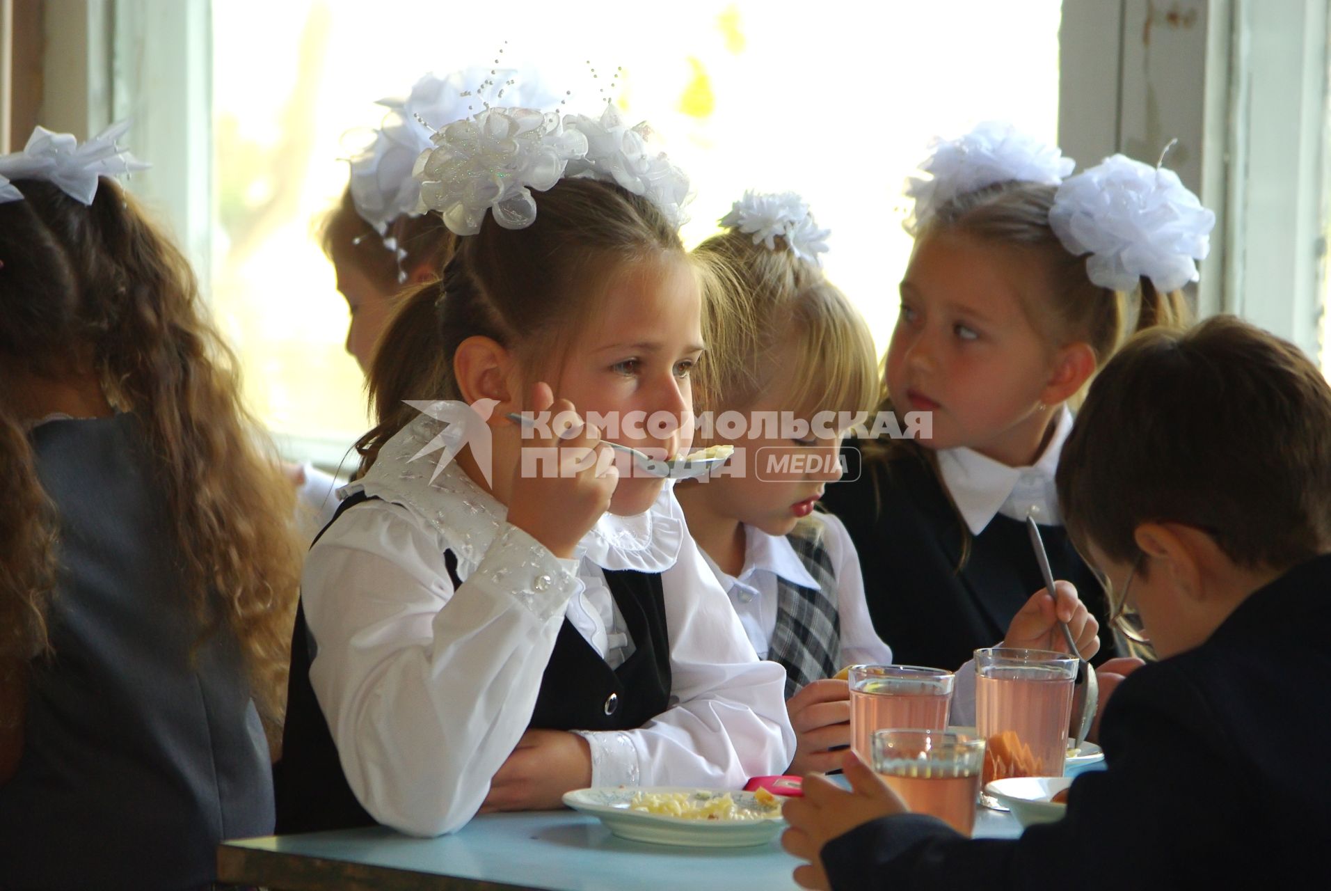 В школьной столовой, 24 сентября 2009 года. Саратов. Школа. Столовая. Компот. Еда. Обед. Котлета. Полдник. Перемена. Дети. Отравление. Школьники.