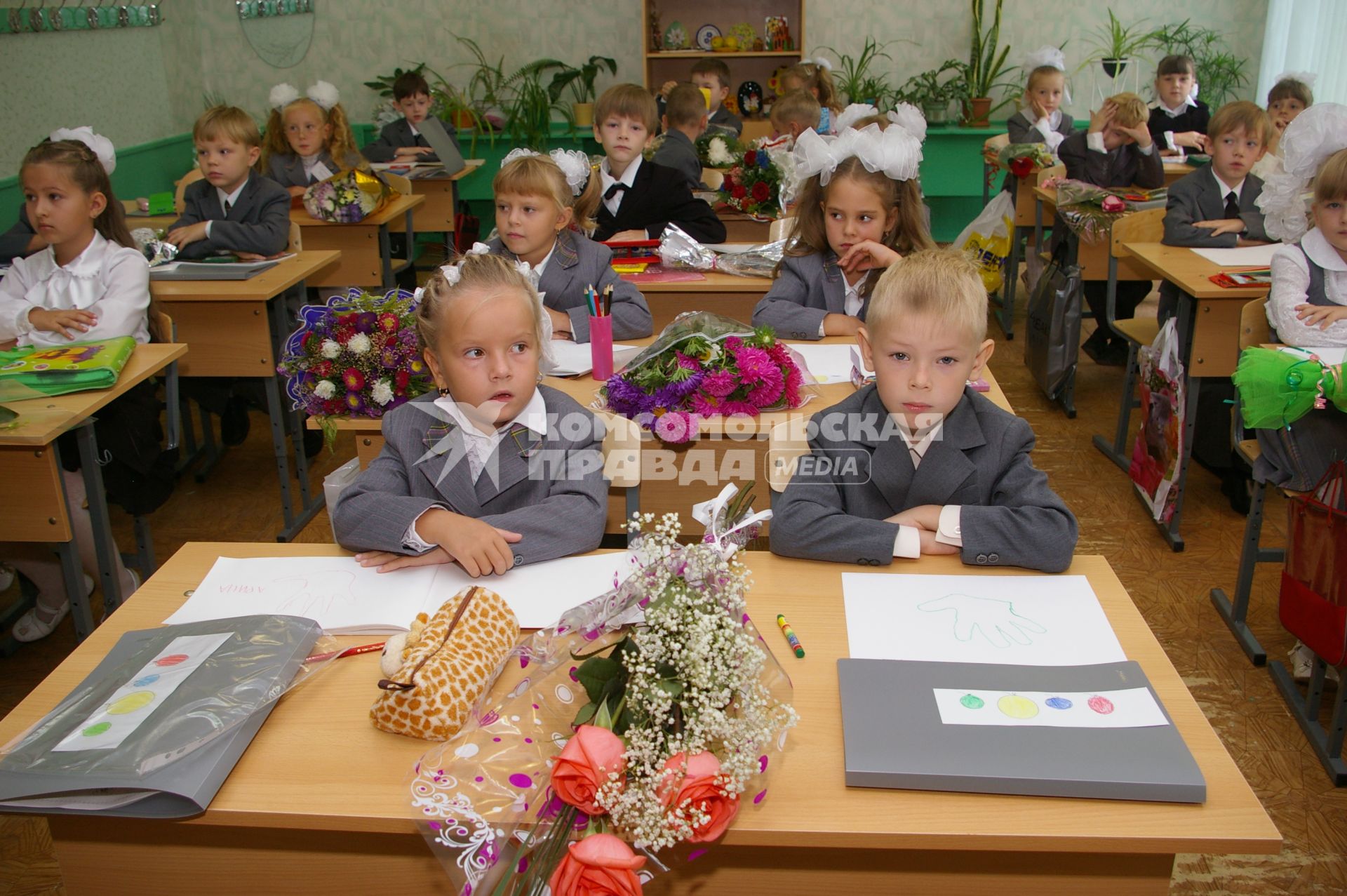 Школьники за партой в школе, 1 сентября 2009 года.Саратов.  Школа. Школьники. Парта. Урок. Учебник. 1 класс. Форма. дети. Детство. Ученик. Ученица. Учеба.