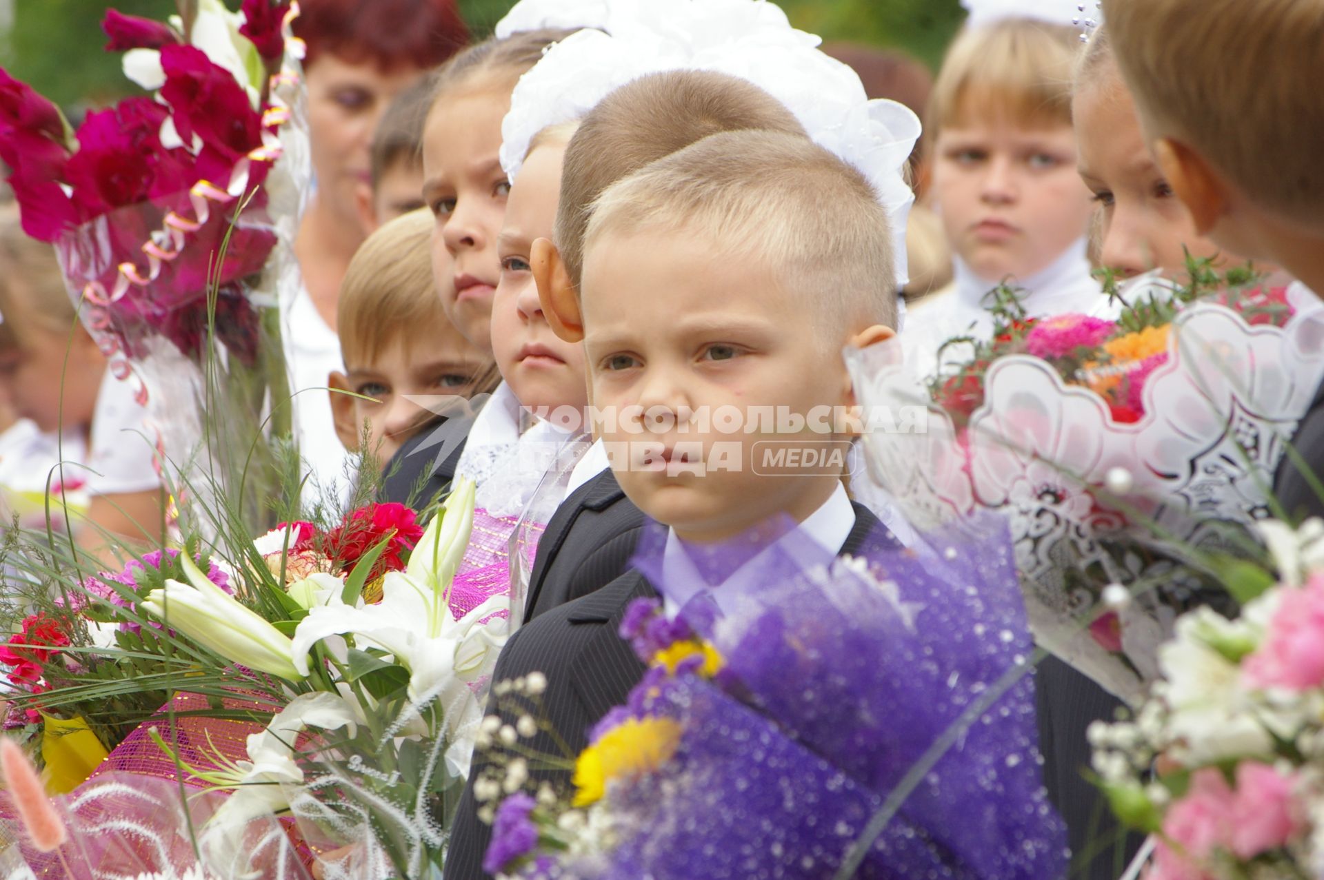 Школьники на линейке 1 сентября, 1 сентября 2009 года. Саратов. Линейка. Дети. Школа. Школьники. Ученик. Цветы.  Первоклассник.