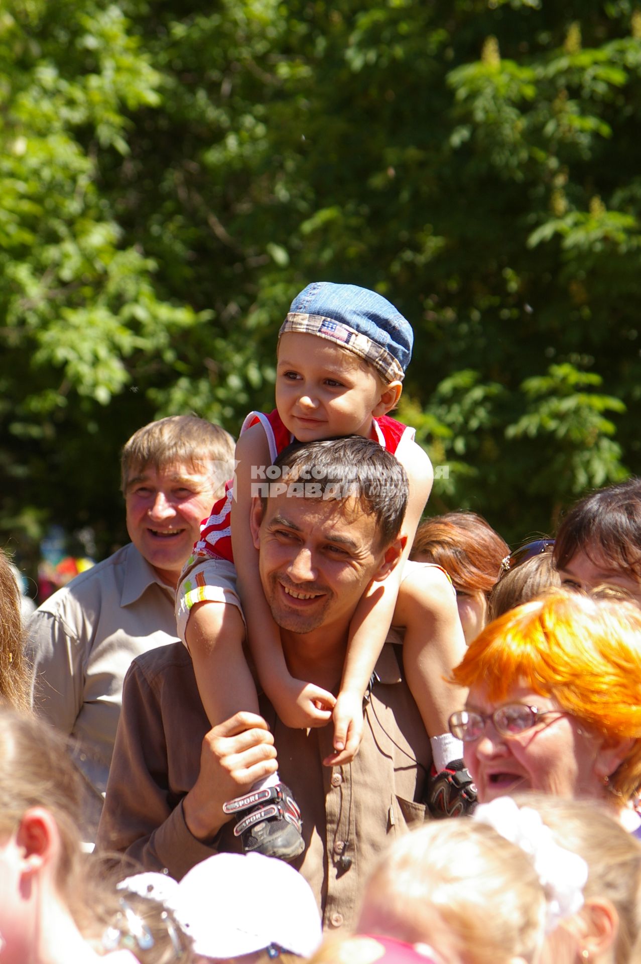 Сын сидит на плечах отца, 1 июня 2009 года. Саратов. Отец и сын. Отцы и дети. Родители и дети. Радость. Праздник. Семья. Детство. Ребенок.