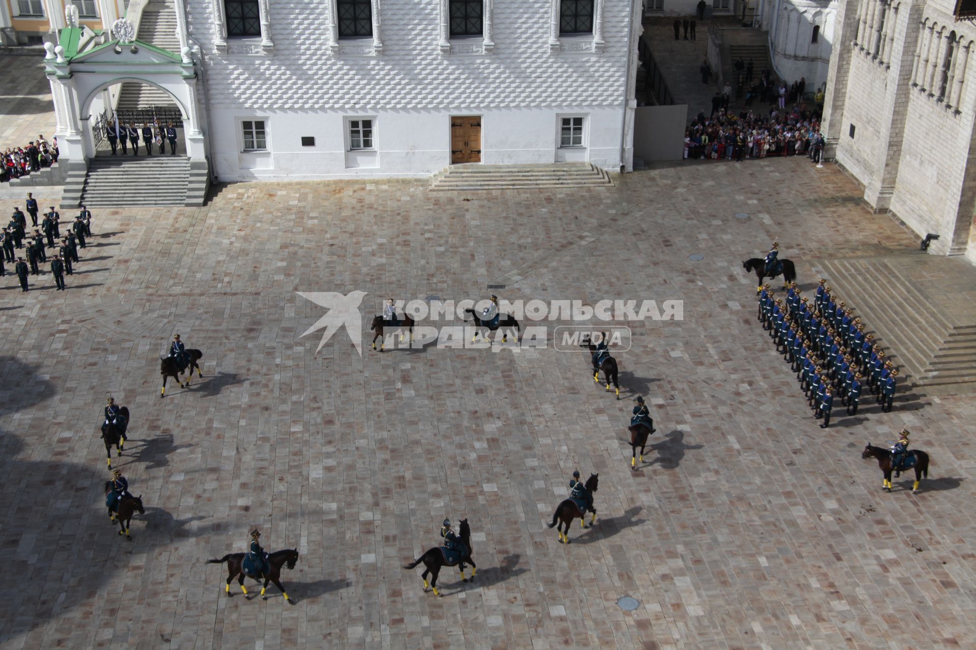 Кремлевский полк на Соборной площади, 21 августа 2010 года. Армия. Президентский полк. Жонглер. Цирк. Оружие. Винтовка. Строевая подготовка. Кавалерия. Лошади. Джигитовка. Конный полк.