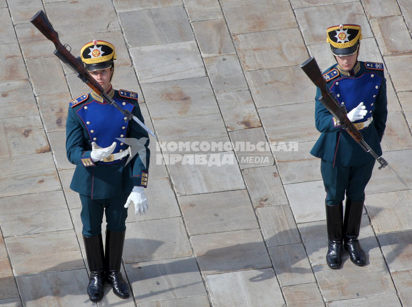 Кремлевский полк на Соборной площади, 21 августа 2010 года. Армия. Президентский полк. Жонглер. Цирк. Оружие. Винтовка. Строевая подготовка.