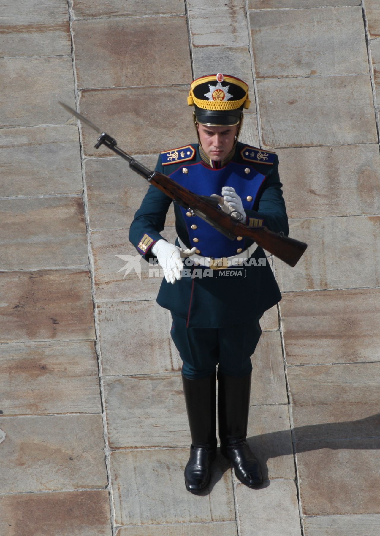 Кремлевский полк на Соборной площади, 21 августа 2010 года. Армия. Президентский полк. Жонглер. Цирк. Оружие. Винтовка. Строевая подготовка.