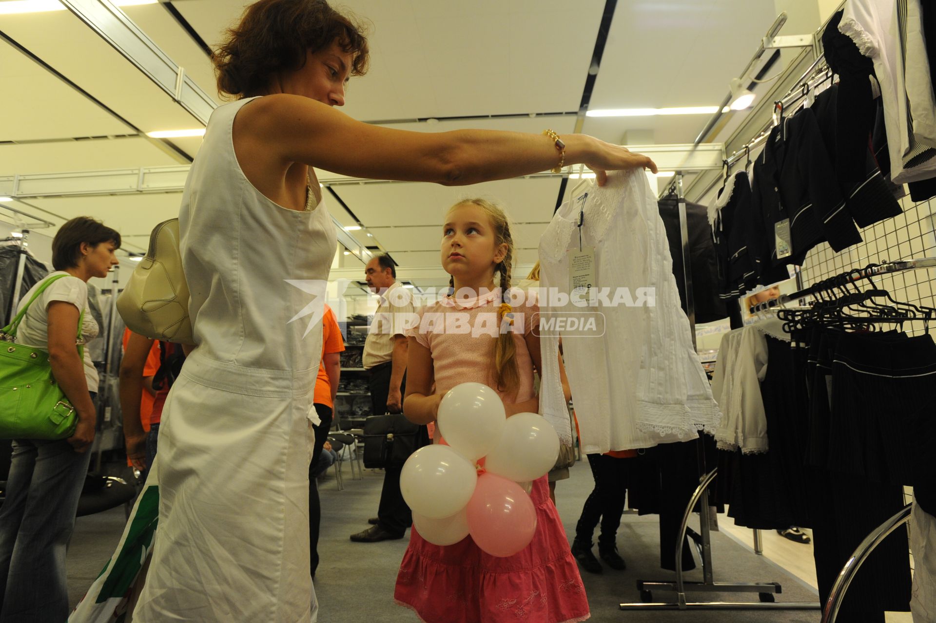 Школьная ярмарка в московском Манеже, 13 августа 2010 года. Торговля. Школа. Школьник. Образование. Учеба. Средняя. Форма. Примерка.