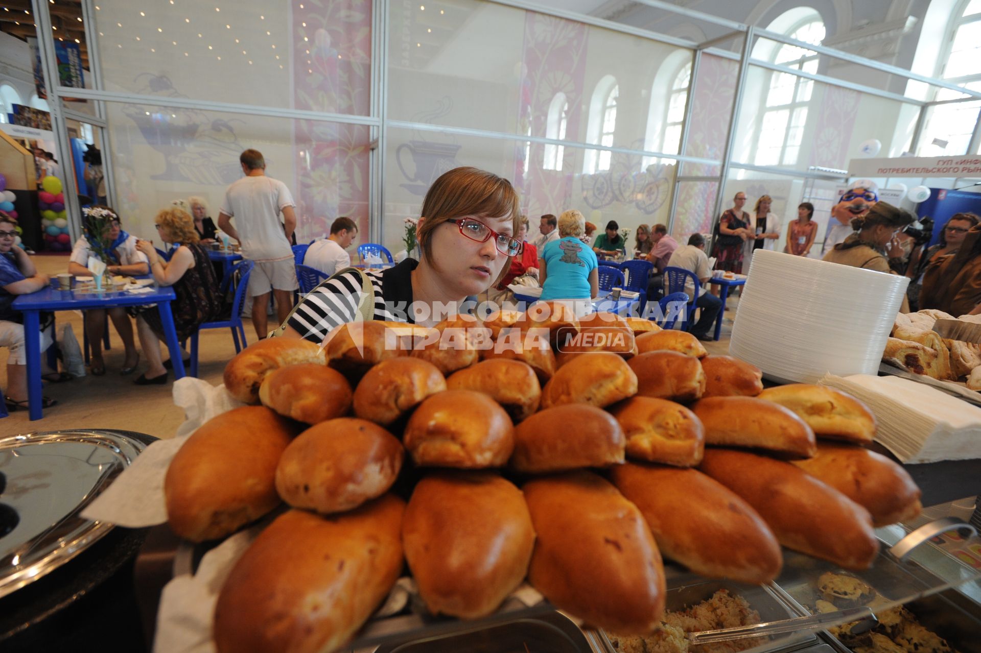 Школьная ярмарка в московском Манеже, 13 августа 2010 года. Торговля. Школа. Школьник. Образование. Учеба. Средняя. Питание школьное. Пирожки. Фастфуд.