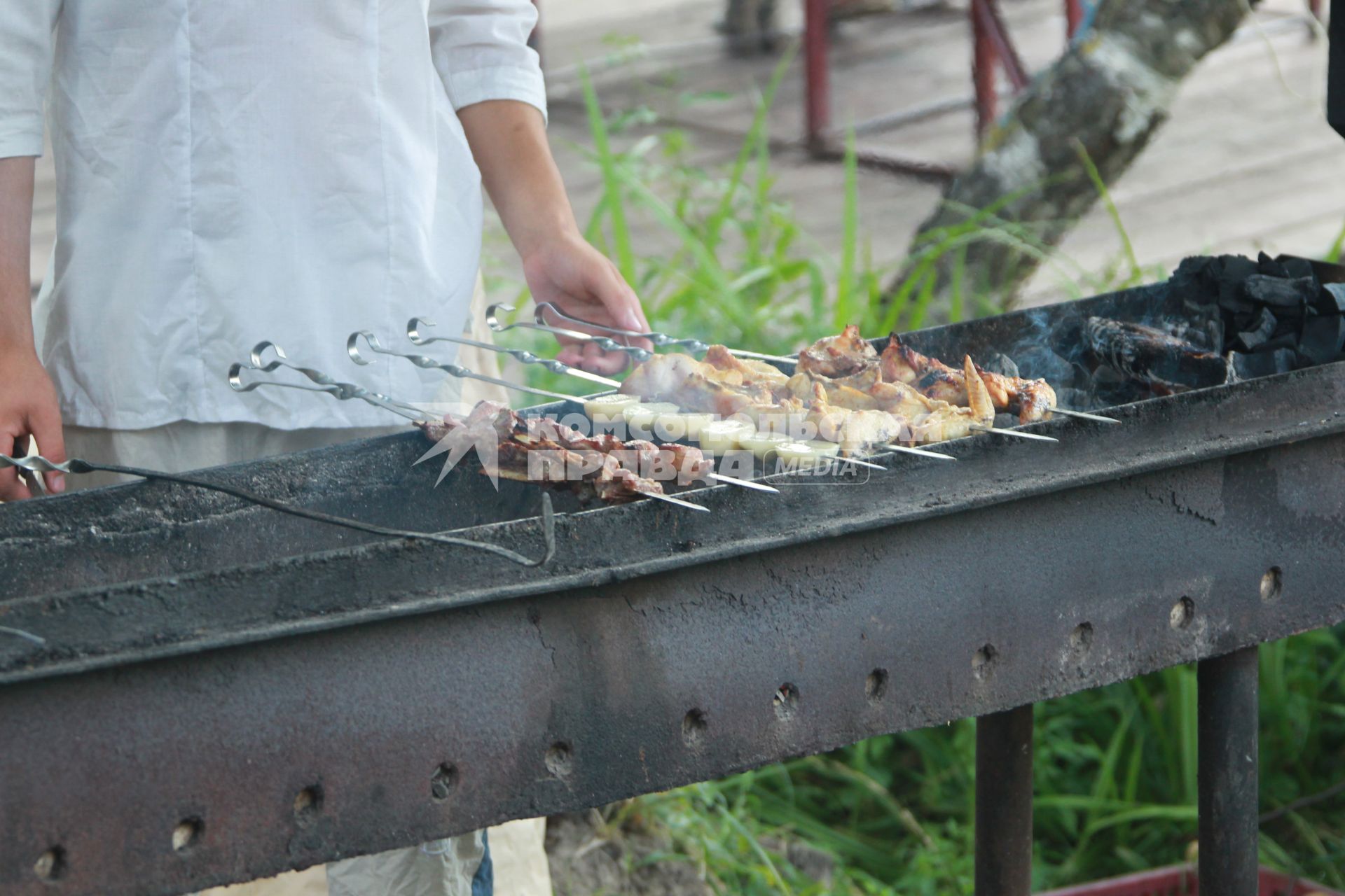 Приготовление шашлыка, шашлык, мангал, шампур, мясо. 30 июля 2010