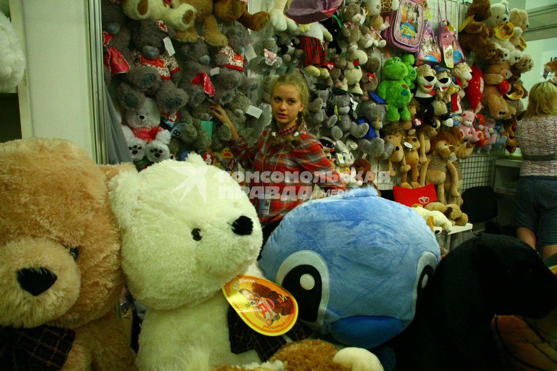 Школьная ярмарка в московском Манеже, 23 августа 2010 года. Торговля. Школа. Школьник. Образование. Учеба. Средняя.