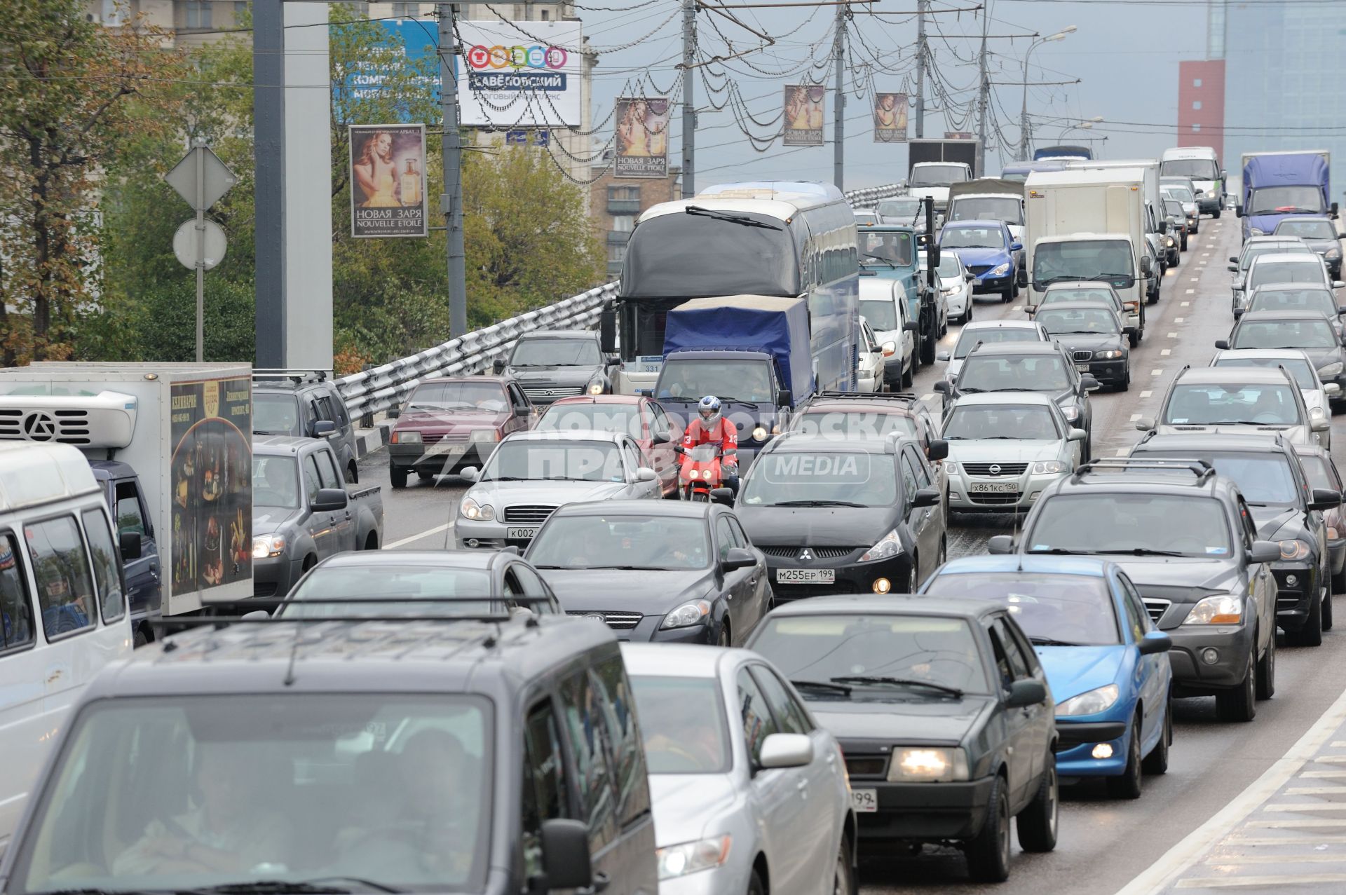 Дорожное движение, Москва,  23 августа 2010 года.  Пробки. Автомобили. Дорога. Мотоцикл. Байкер. Мотоциклист.