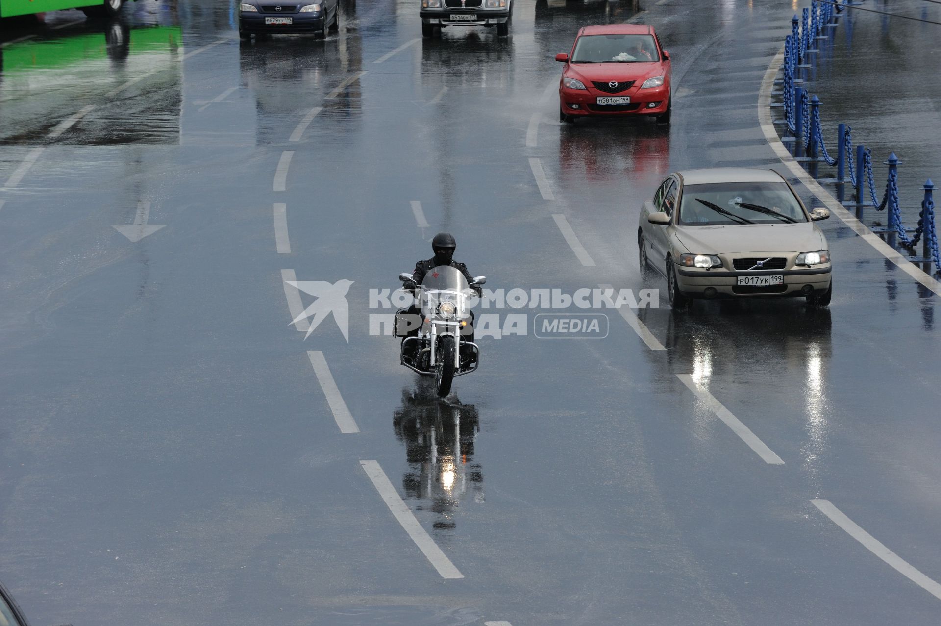 Дорожное движение, Москва,  23 августа 2010 года.  Пробки. Автомобили. Дорога. Мотоцикл. Байкер. Мотоциклист.