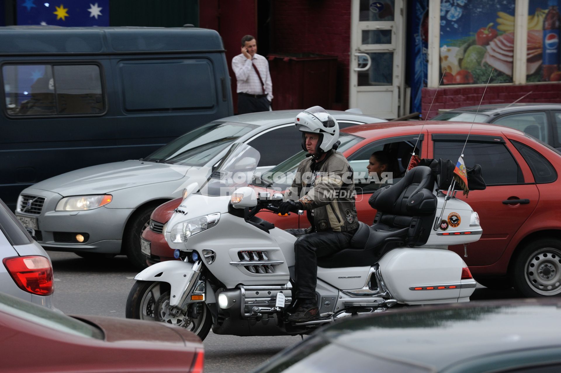 Дорожное движение, Москва,  23 августа 2010 года.  Пробки. Автомобили. Дорога. Мотоцикл. Байкер. Мотоциклист.