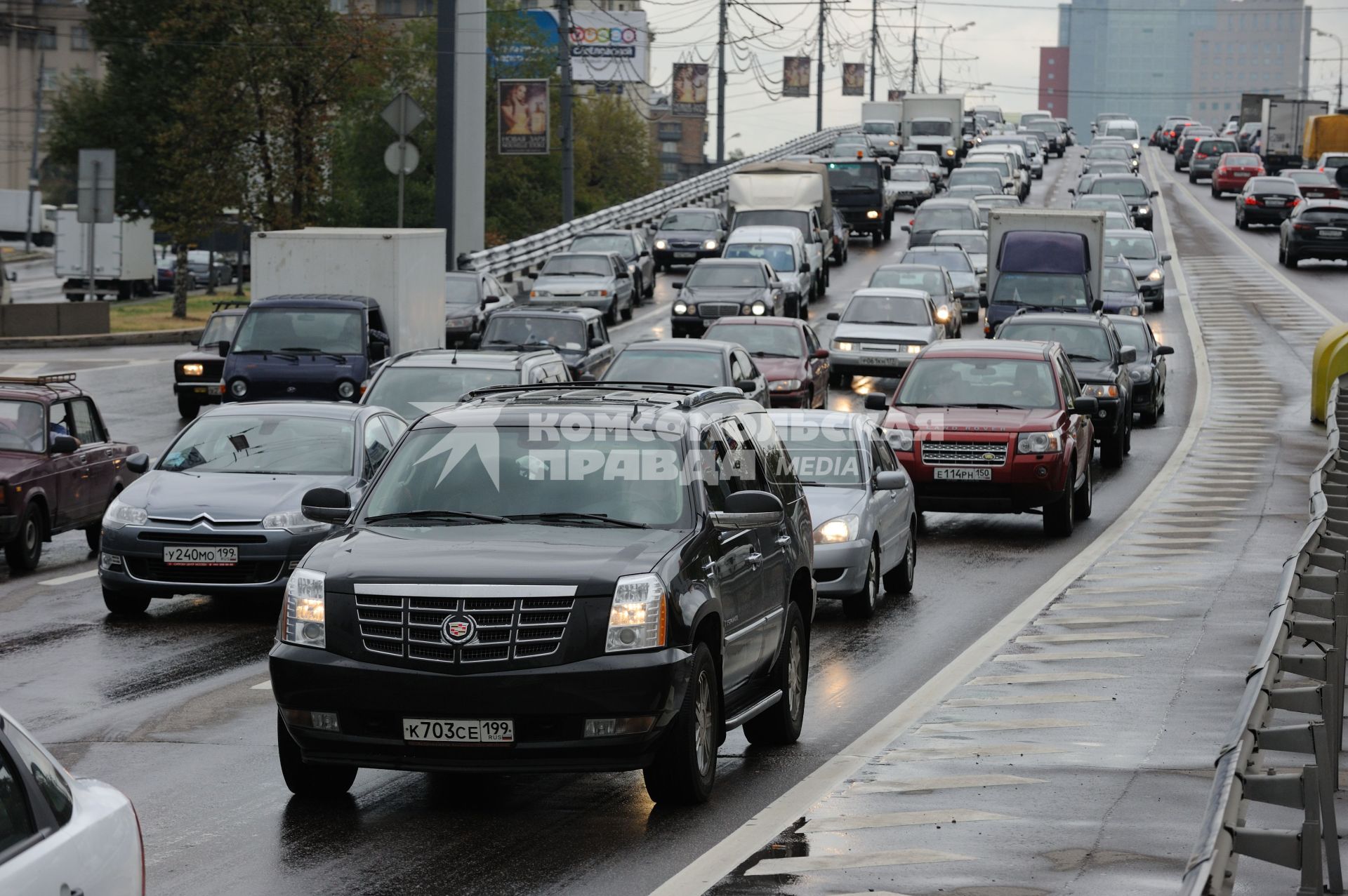 Дорожное движение, Москва,  23 августа 2010 года.  Пробки. Автомобили. Дорога.