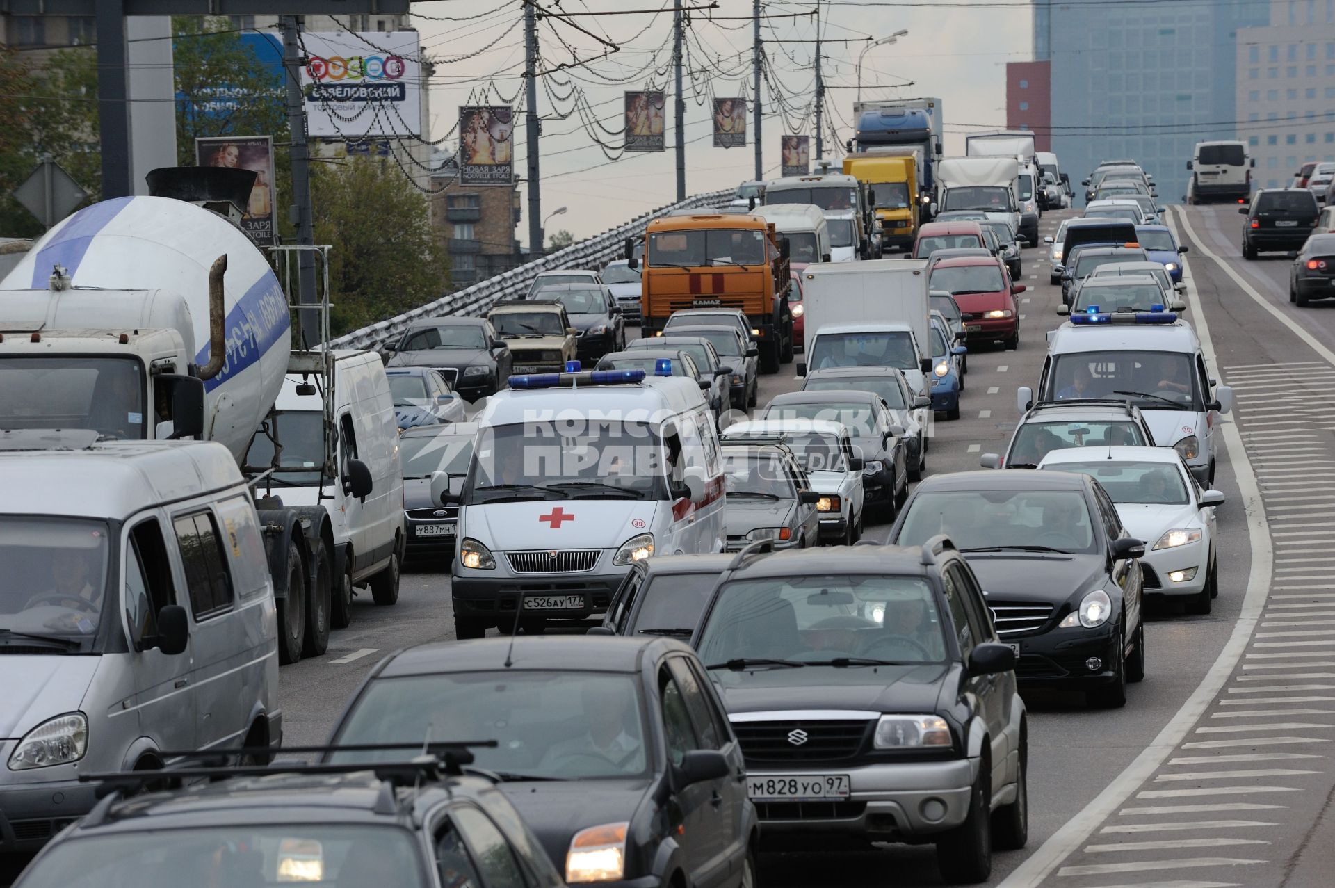 Дорожное движение, Москва,  23 августа 2010 года.  Пробки. Автомобили. Дорога. Скорая помощь. Неотложка. Медицина.