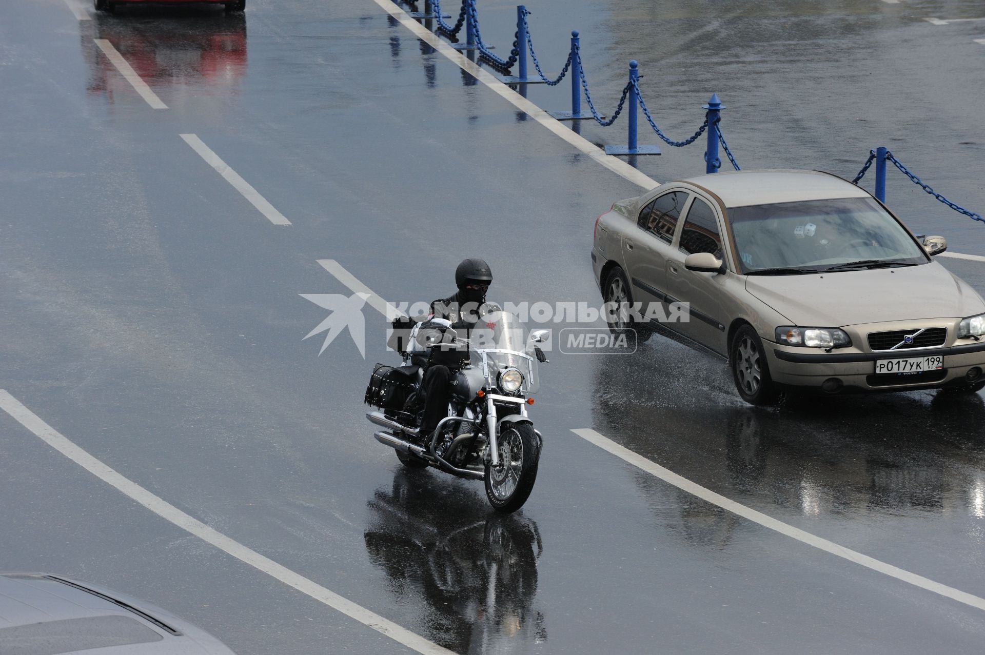 Дорожное движение, Москва,  23 августа 2010 года.  Пробки. Автомобили. Дорога. Мотоцикл. Байкер. Мотоциклист.