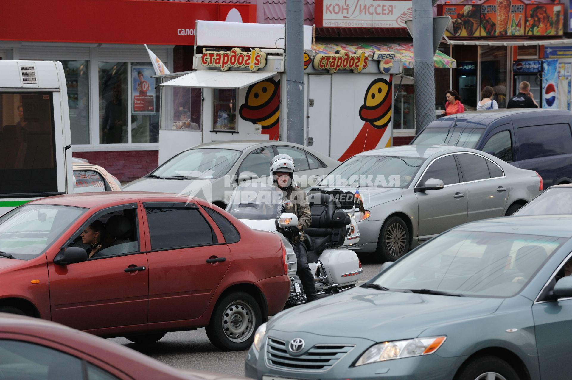 Дорожное движение, Москва,  23 августа 2010 года.  Пробки. Автомобили. Дорога. Мотоцикл. Байкер. Мотоциклист.