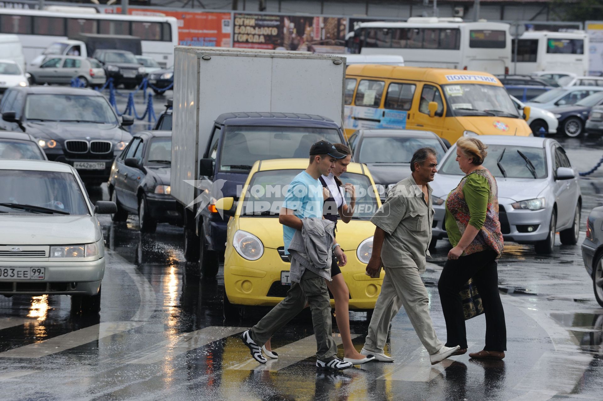 Дорожное движение, Москва,  23 августа 2010 года.  Пробки. Автомобили. Дорога.