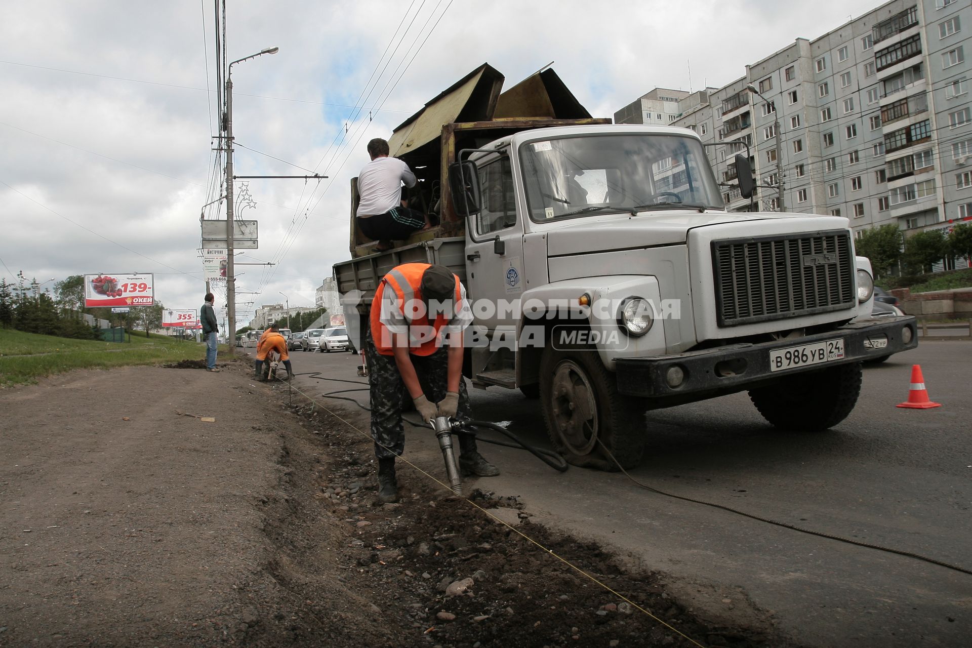 Дата: 23.06.2010, Установка бордюров вдоль городской улицы.