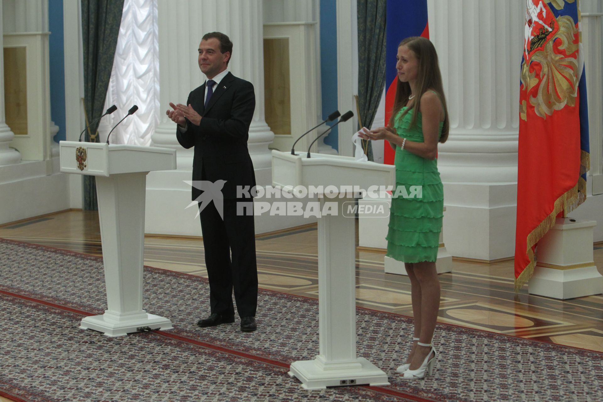 Президент Дмитрий Медведев и легкоатлетка Ольга Каниськина. 05 августа 2010г. Дмитрий Медведев встретился в Кремле со сборной России по легкой атлетике, которая одержала победу в общекомандном зачете на чемпионате Европы в Барселоне.