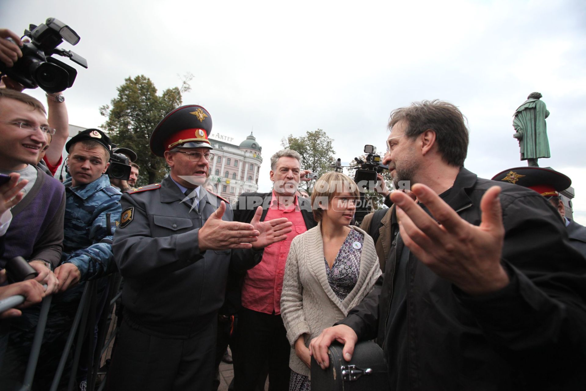 Митинг в защиту Химкинского леса, Пушкинская площадь, 22 августа 2010 года. Митингующие. Юрий Шевчук. Артемий Троицкий. Евгения Чирикова (лидер движения в защиту химкинского деса).