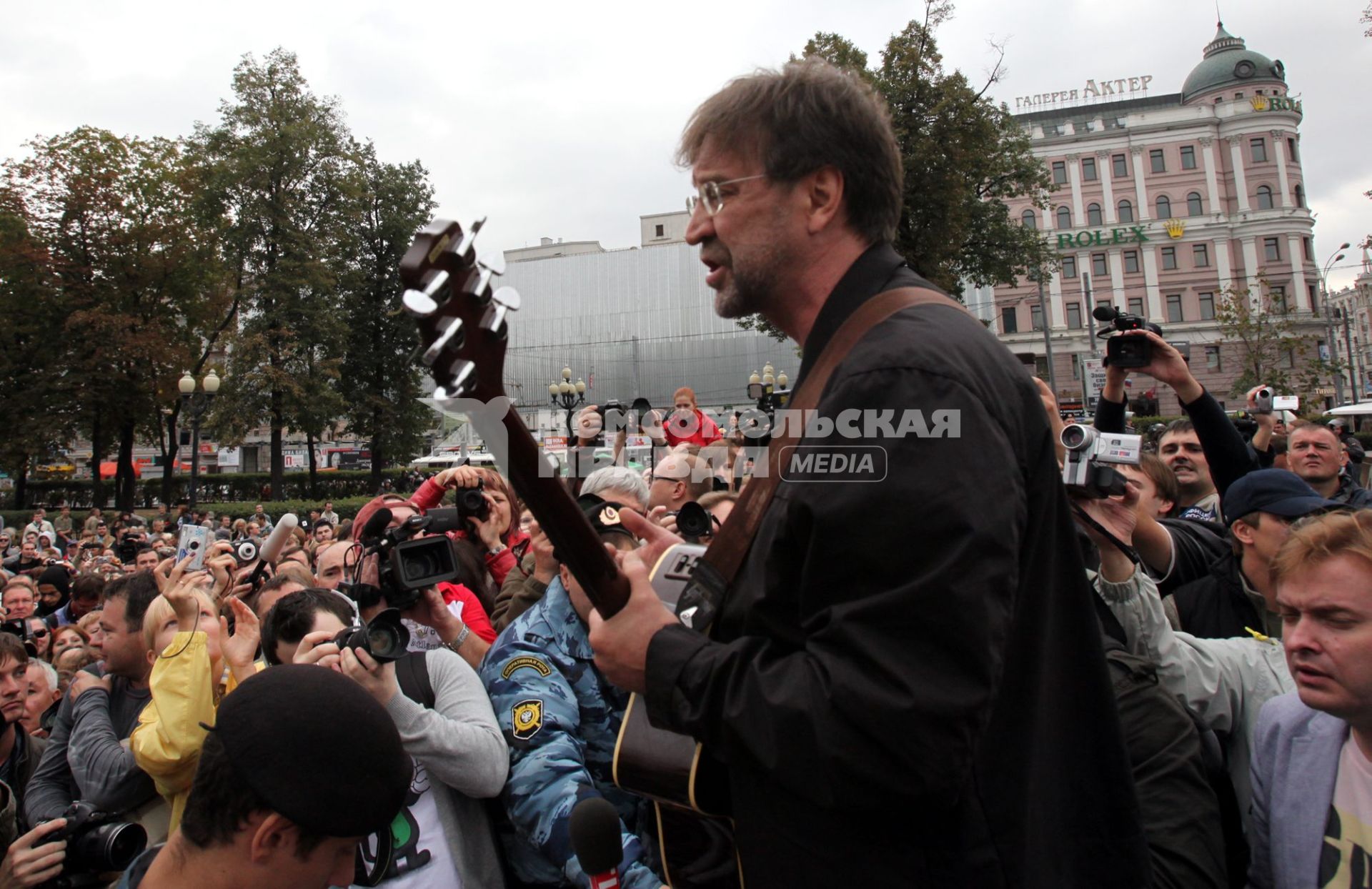 Митинг в защиту Химкинского леса, Пушкинская площадь, 22 августа 2010 года. Митингующие. Юрий Шевчук.