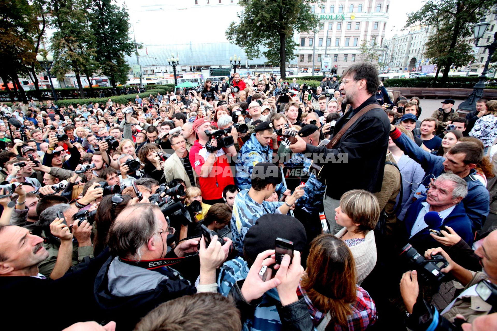 Митинг в защиту Химкинского леса, Пушкинская площадь, 22 августа 2010 года. Митингующие. Юрий Шевчук.