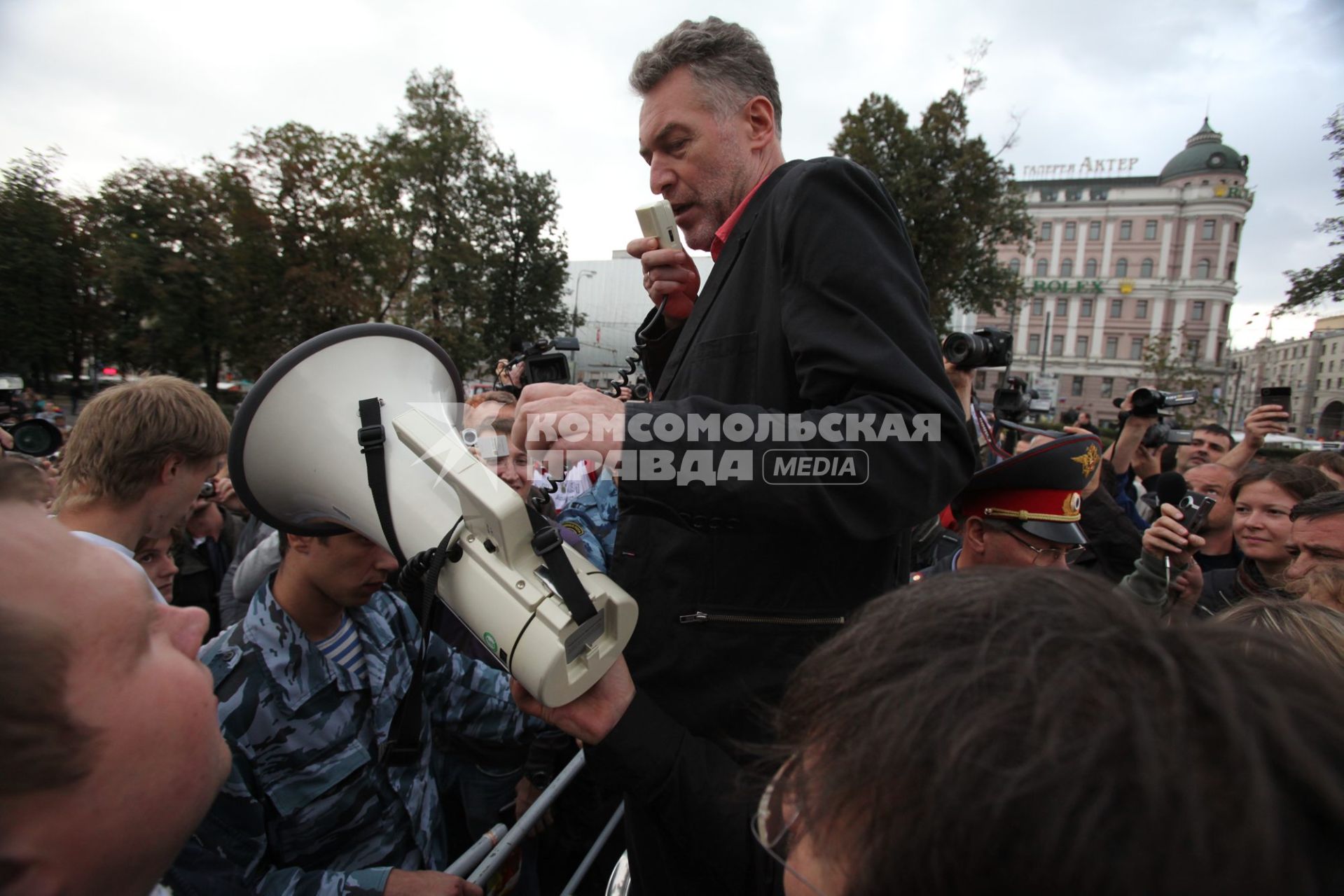 Митинг в защиту Химкинского леса, Пушкинская площадь, 22 августа 2010 года. Митингующие. Артемий Троицкий.